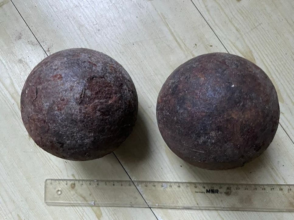 Twee antieke ijzeren kanonskogels 5 kg/stuk   ca. 11,5cm, Ophalen of Verzenden