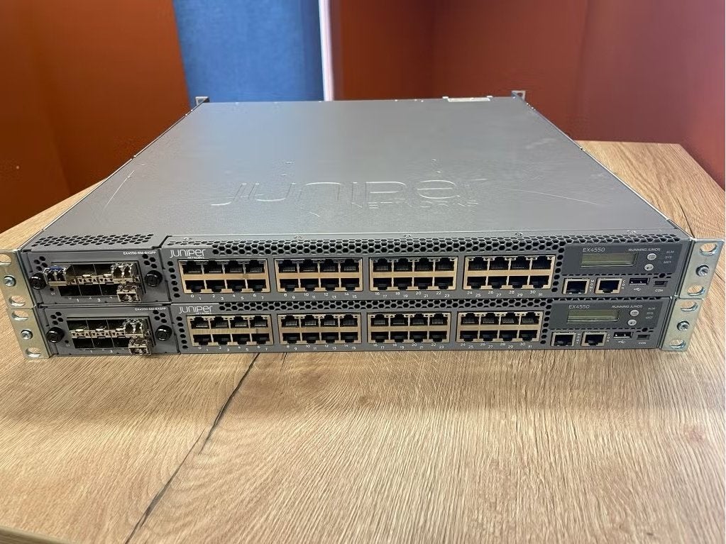 2 Juniper EX4550‑32T – datacenter switches 10Gb ready, Ophalen, Gebruikt