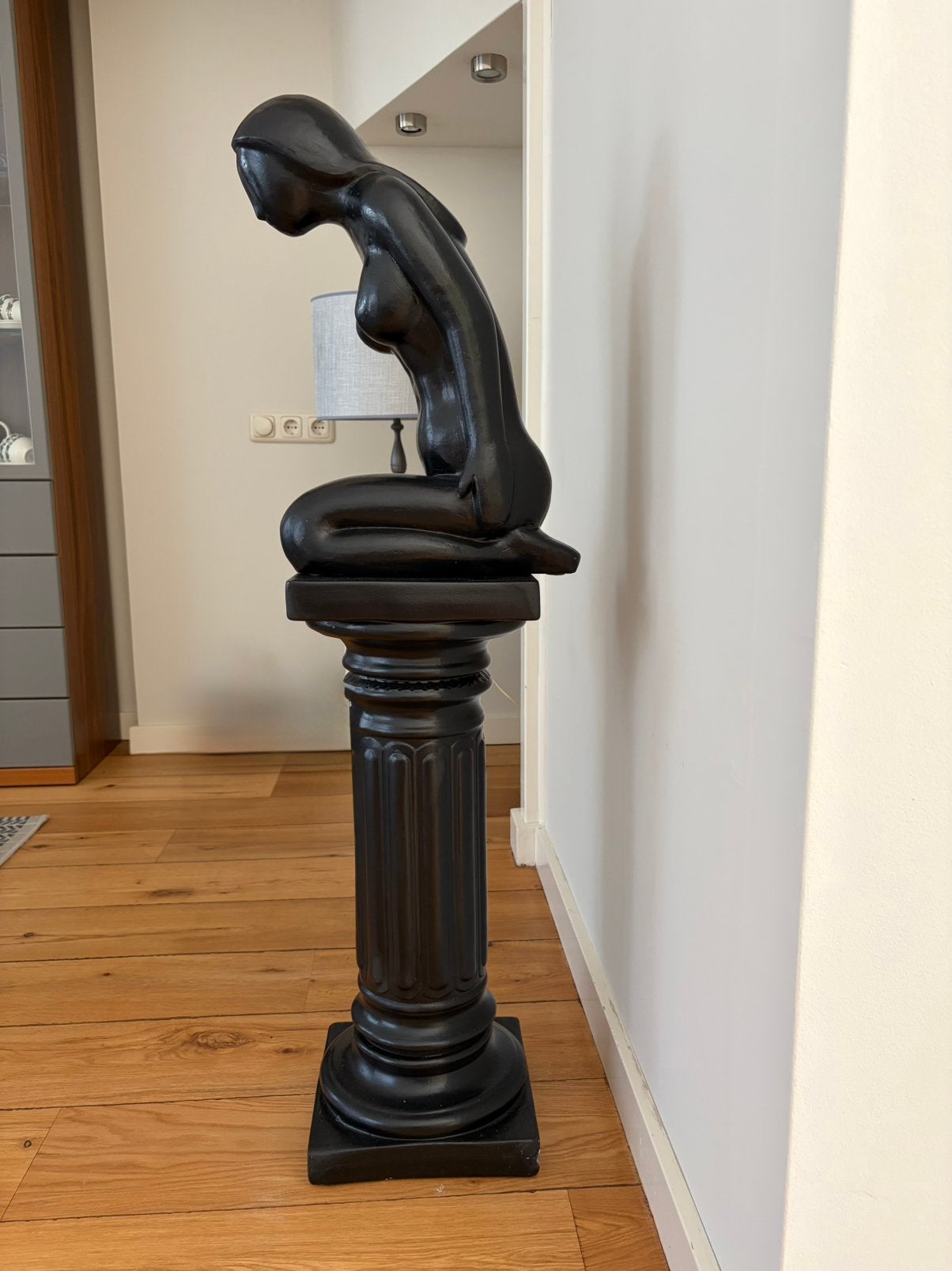 Zwart beeld van vrouw op pilaar, Antiek en Kunst, Kunst | Beelden en Houtsnijwerken, Ophalen, Zwart, Overige materialen, Beeld