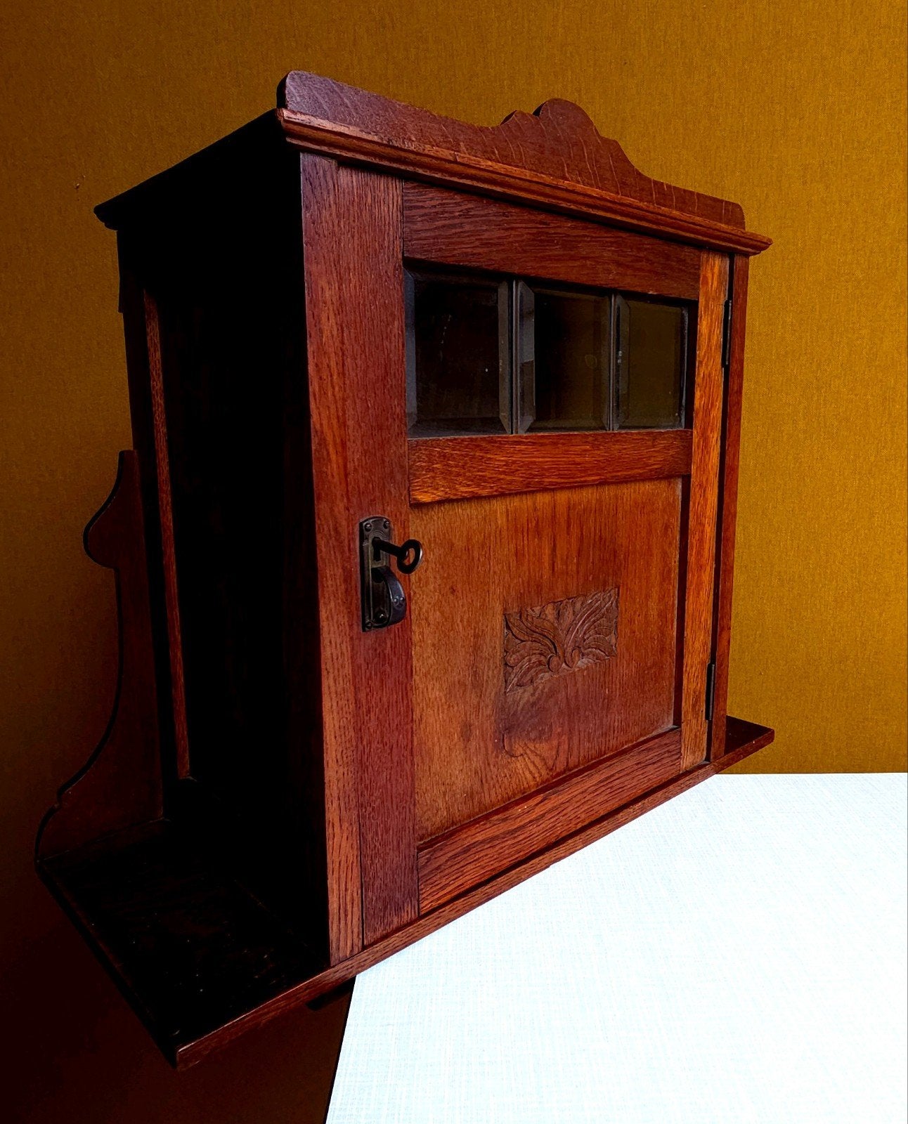 Eiken halkastje met vitrine en slotje,  facet geslepen glas, Ophalen, Gebruikt, Vintage, Nvt