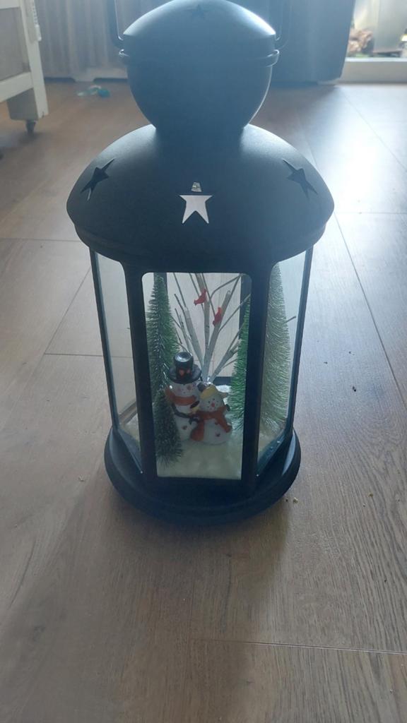 Kerst lantaarn met verlichte kerstman en vrouw, Ophalen