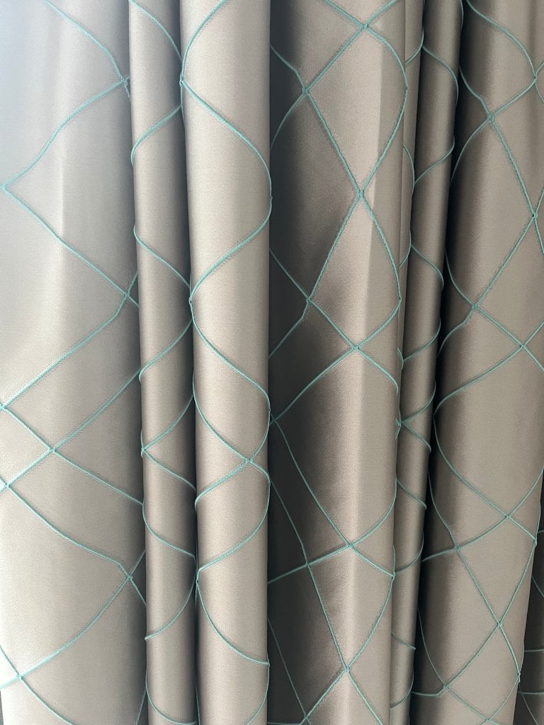 Gordijnen lichtgrijs met blauwe draad, Huis en Inrichting, Zo goed als nieuw, 200 cm of meer, Grijs, Verzenden