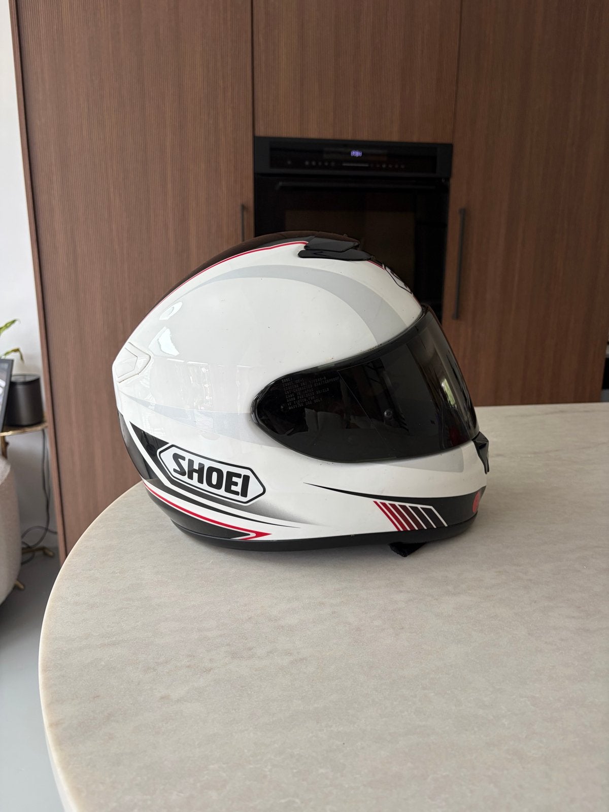 Shoei motorhelm - Maat L - Wit met zwarte en rode accenten, Motoren, Heren, Ophalen of Verzenden, Integraalhelm, Shoei