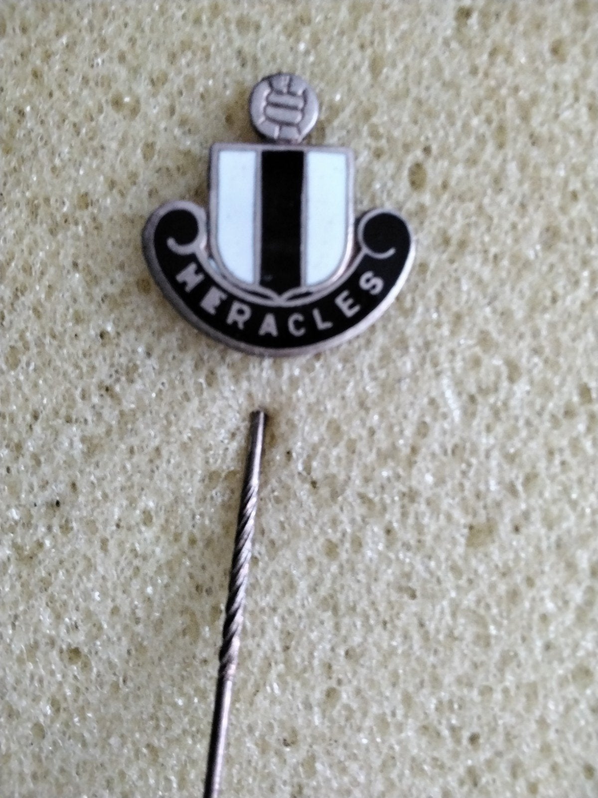 Emaille Voetbal Heracles speld, Ophalen of Verzenden, Zo goed als nieuw, Sport