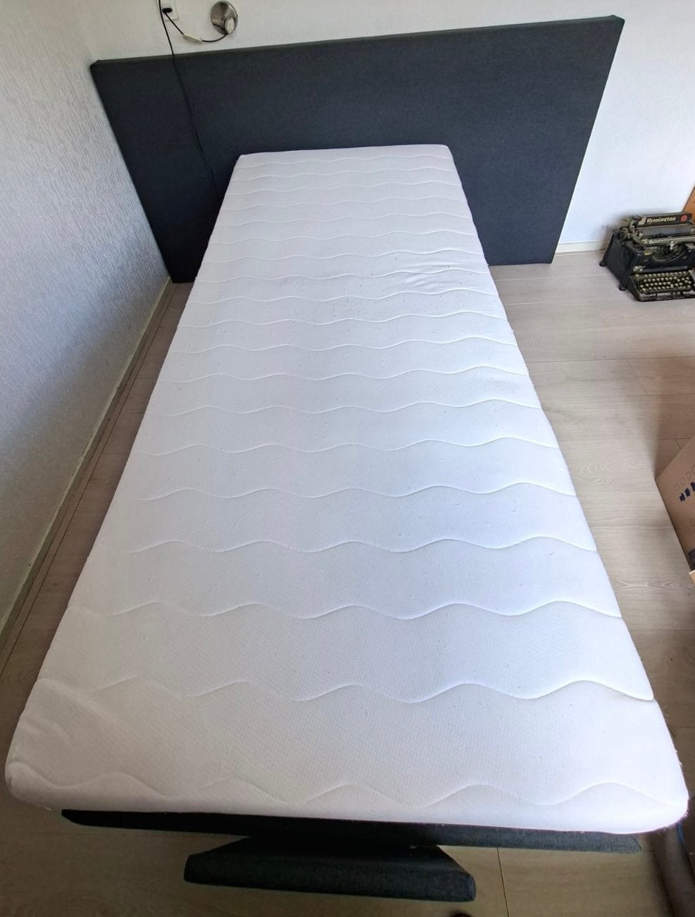 Donkergrijze, elektrisch verstelbare boxspring, Huis en Inrichting, Slaapkamer | Boxsprings, Ophalen, 90 cm, Eenpersoons, Zo goed als nieuw