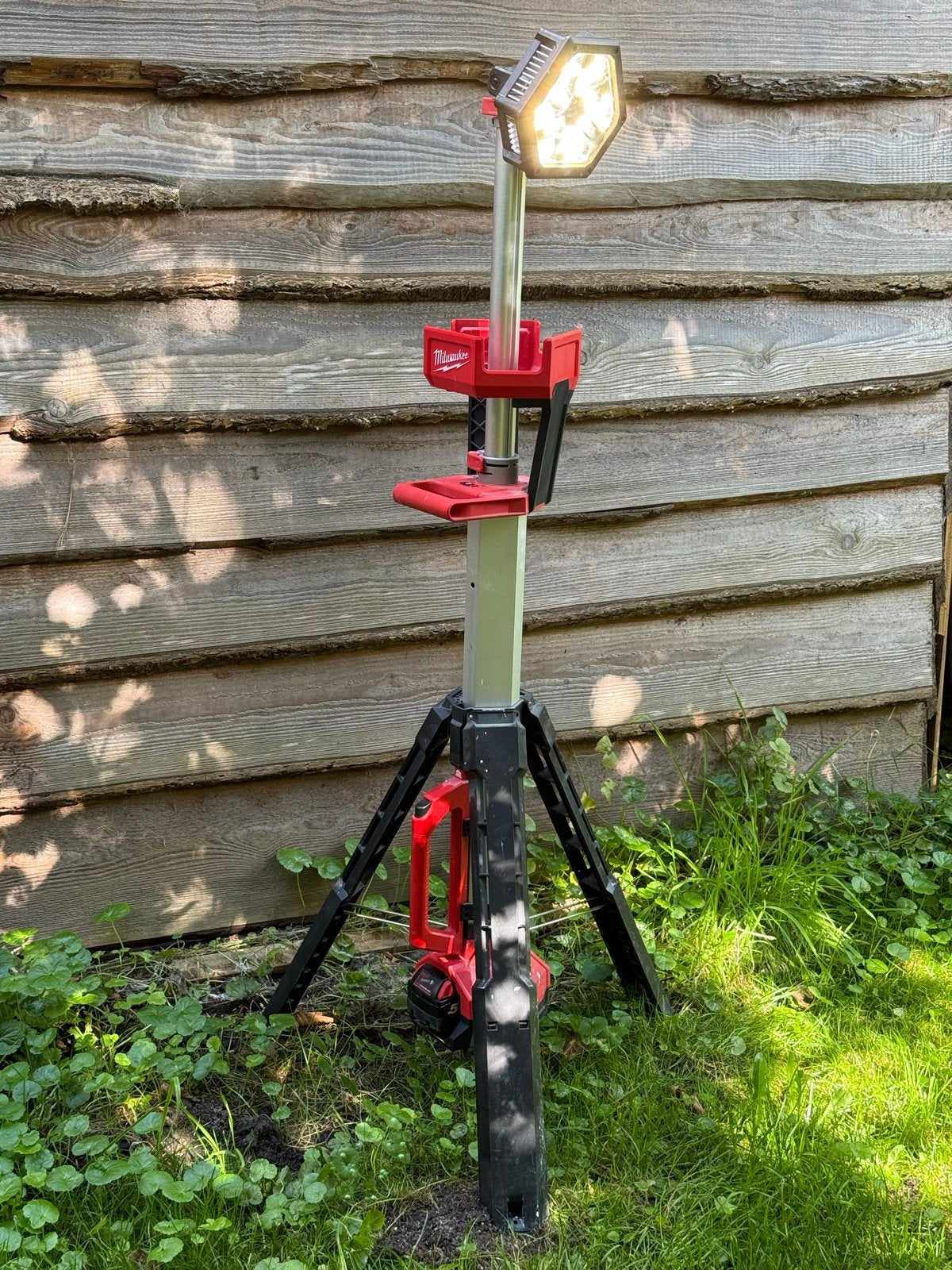 Milwaukee M18 werklamp, incl. transporttas (excl. accu), Ophalen, Gebruikt, Minder dan 50 watt, Met statief