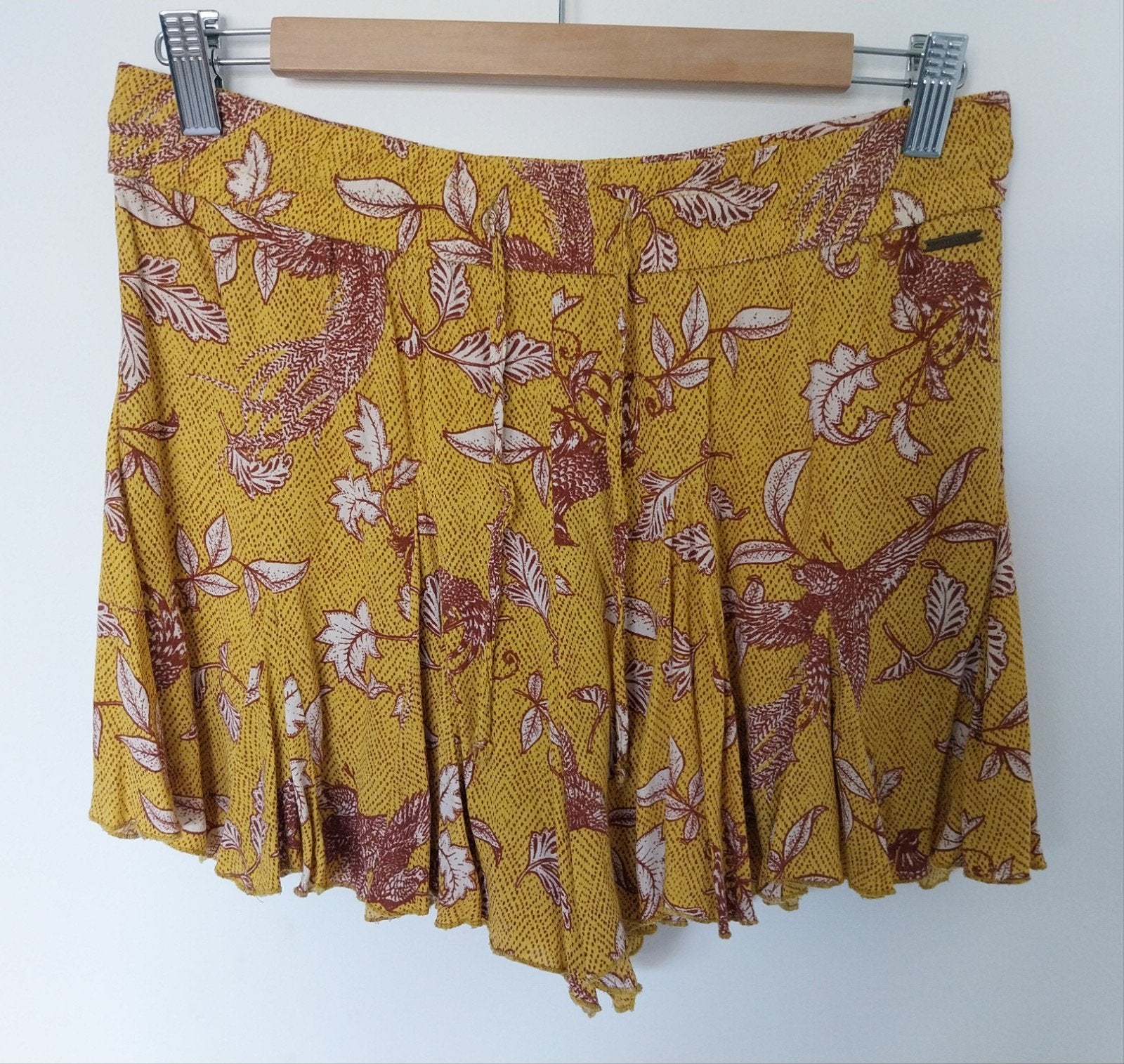 Korte broek dames, maat M, Revelation, okergeel, Ophalen of Verzenden, Zo goed als nieuw, Maat 38/40 (M), Geel