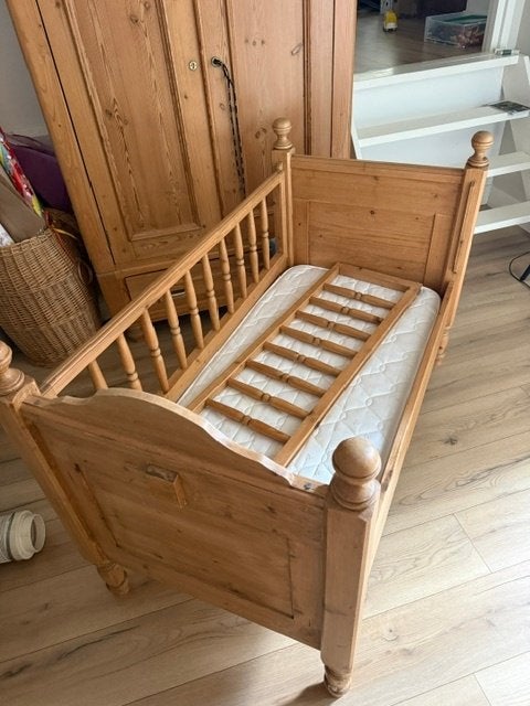 Geloogd grenen kinder ledikant, Ophalen, Zo goed als nieuw, Minder dan 140 cm, Matras