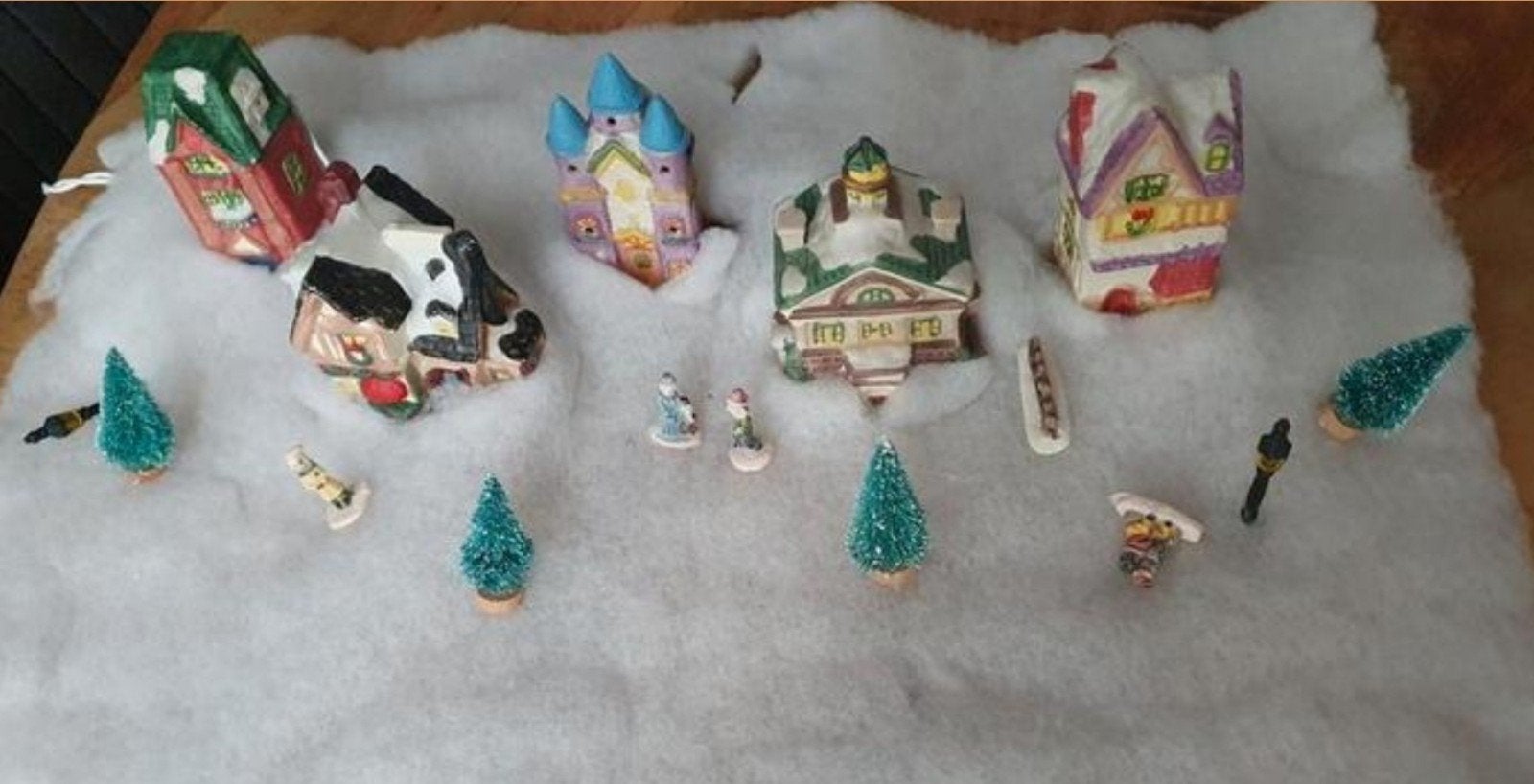 kerstdorp, 5 huisjes met boompjes, poppetjes ect., Diversen, Kerst, Ophalen of Verzenden, Zo goed als nieuw