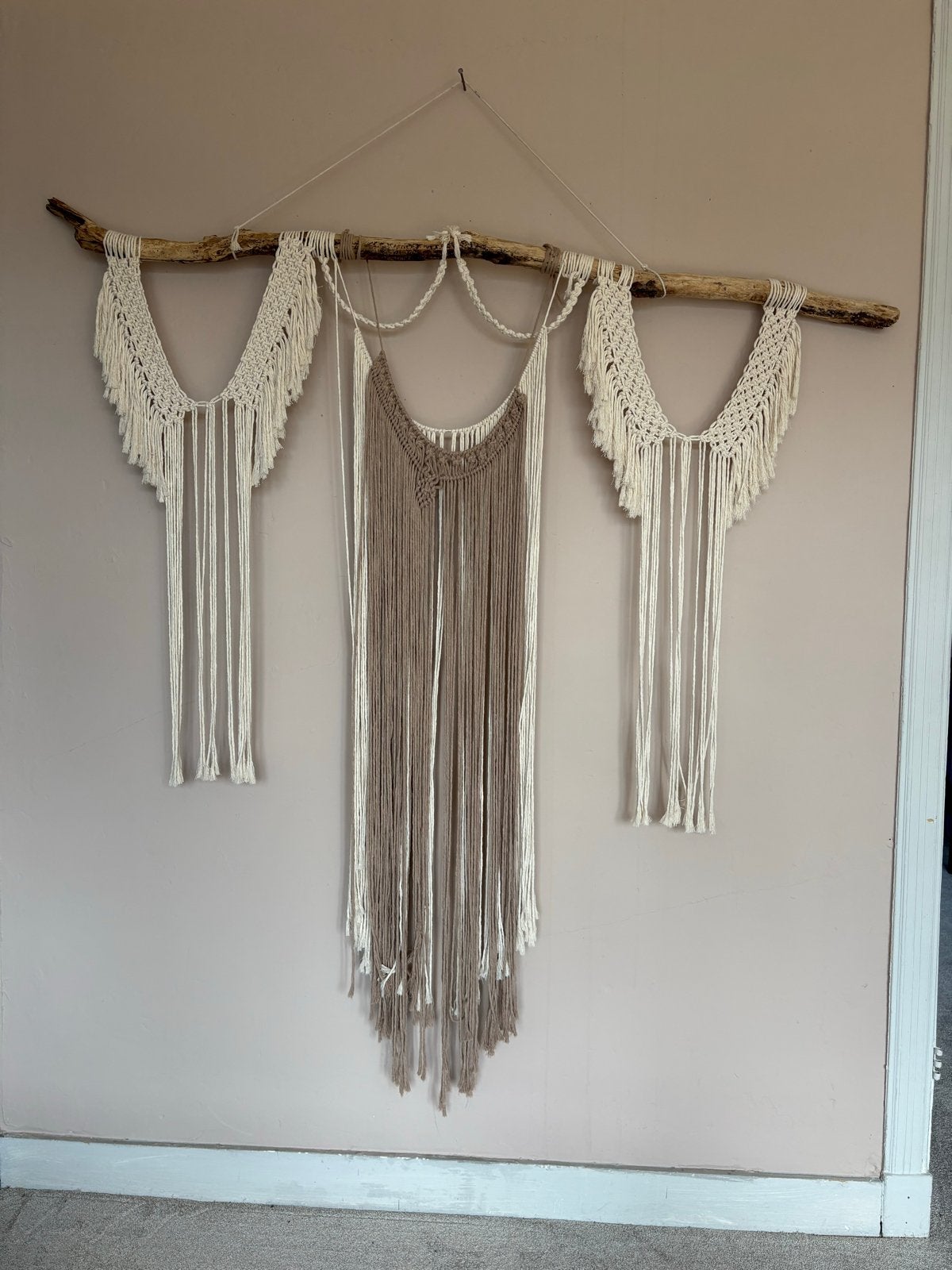 Handgemaakte Macramé Wandhanger op Houten Tak, Hout, Meerkleurig, Ophalen of Verzenden, Zo goed als nieuw