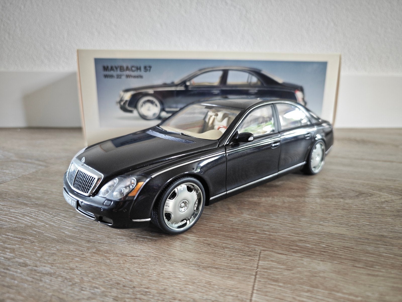 Autoart Maybach 57 with 22" Lowenhart Wheels 76164, Hobby en Vrije tijd, Modelauto's | 1:18, Ophalen of Verzenden, Gebruikt, Auto
