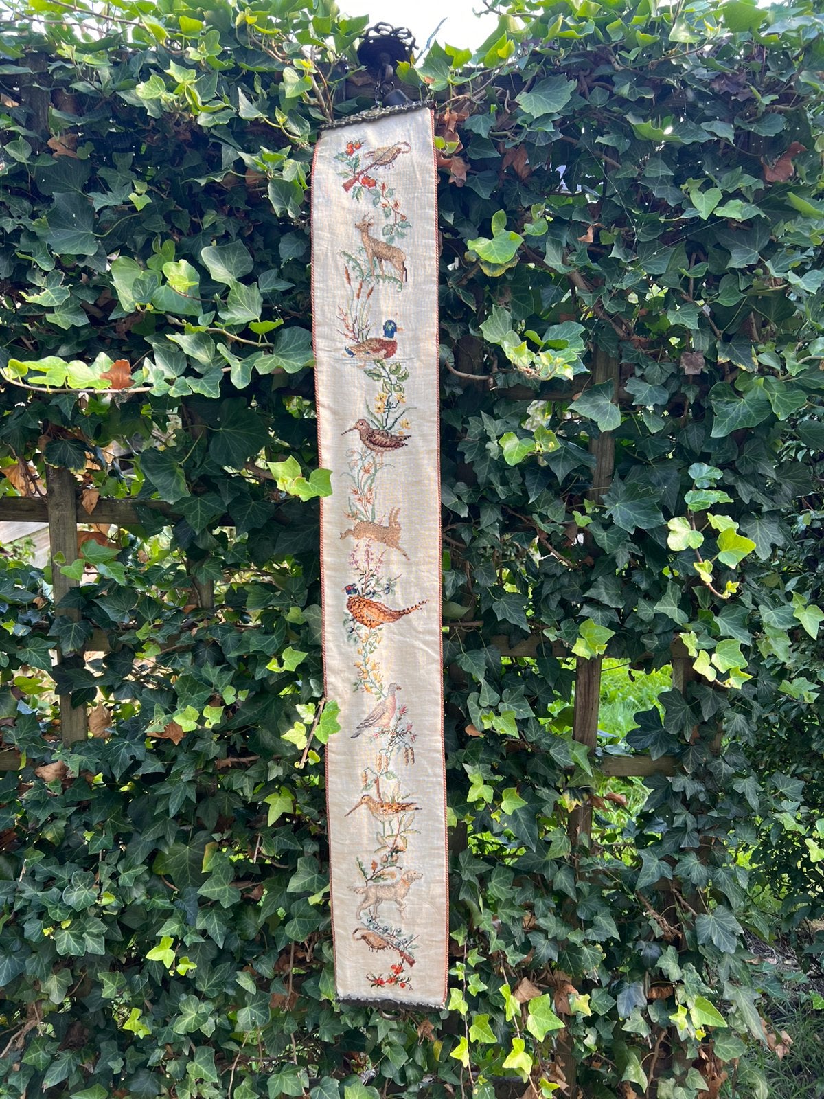 Prachtig handgeborduurd schellekoord met natuurtaferelen, Ophalen of Verzenden, Gebruikt, Handborduren, Overige typen