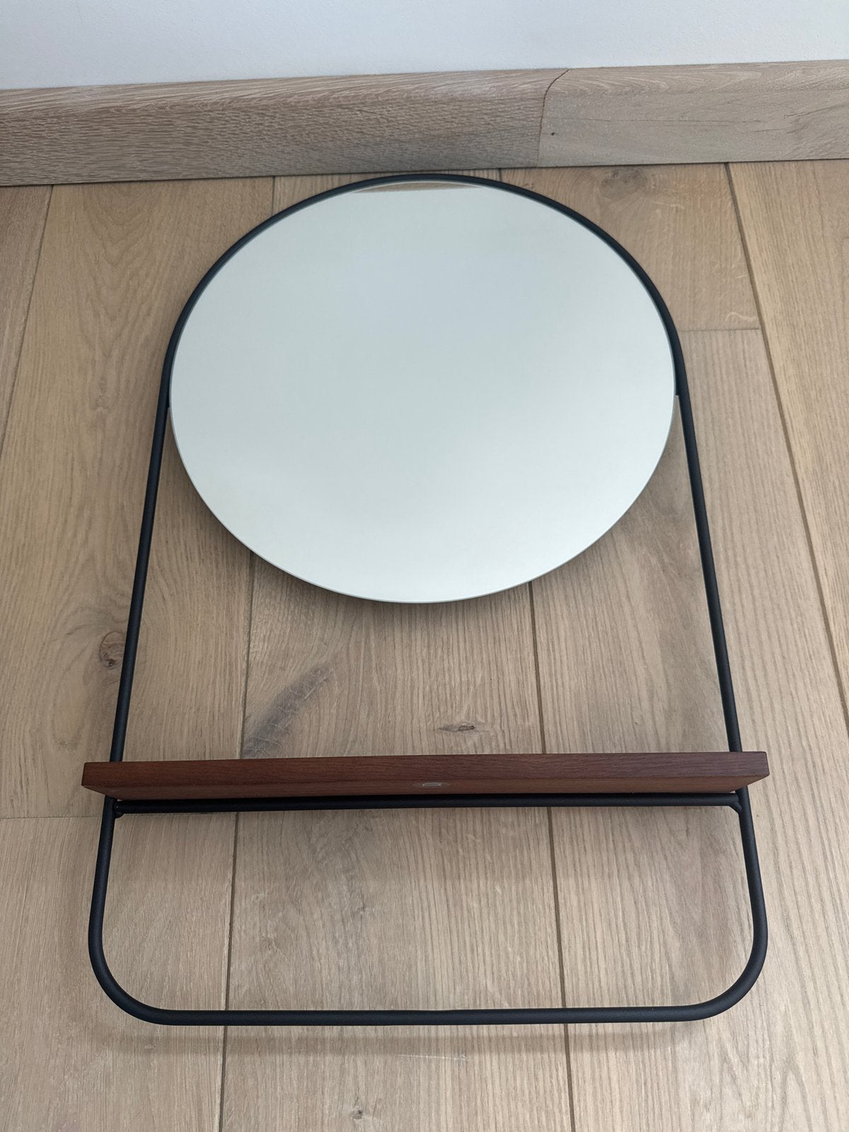 Spiegel met wandplank - Rond, Zwart metaal en hout, Minder dan 50 cm, Rond, Ophalen of Verzenden, Zo goed als nieuw