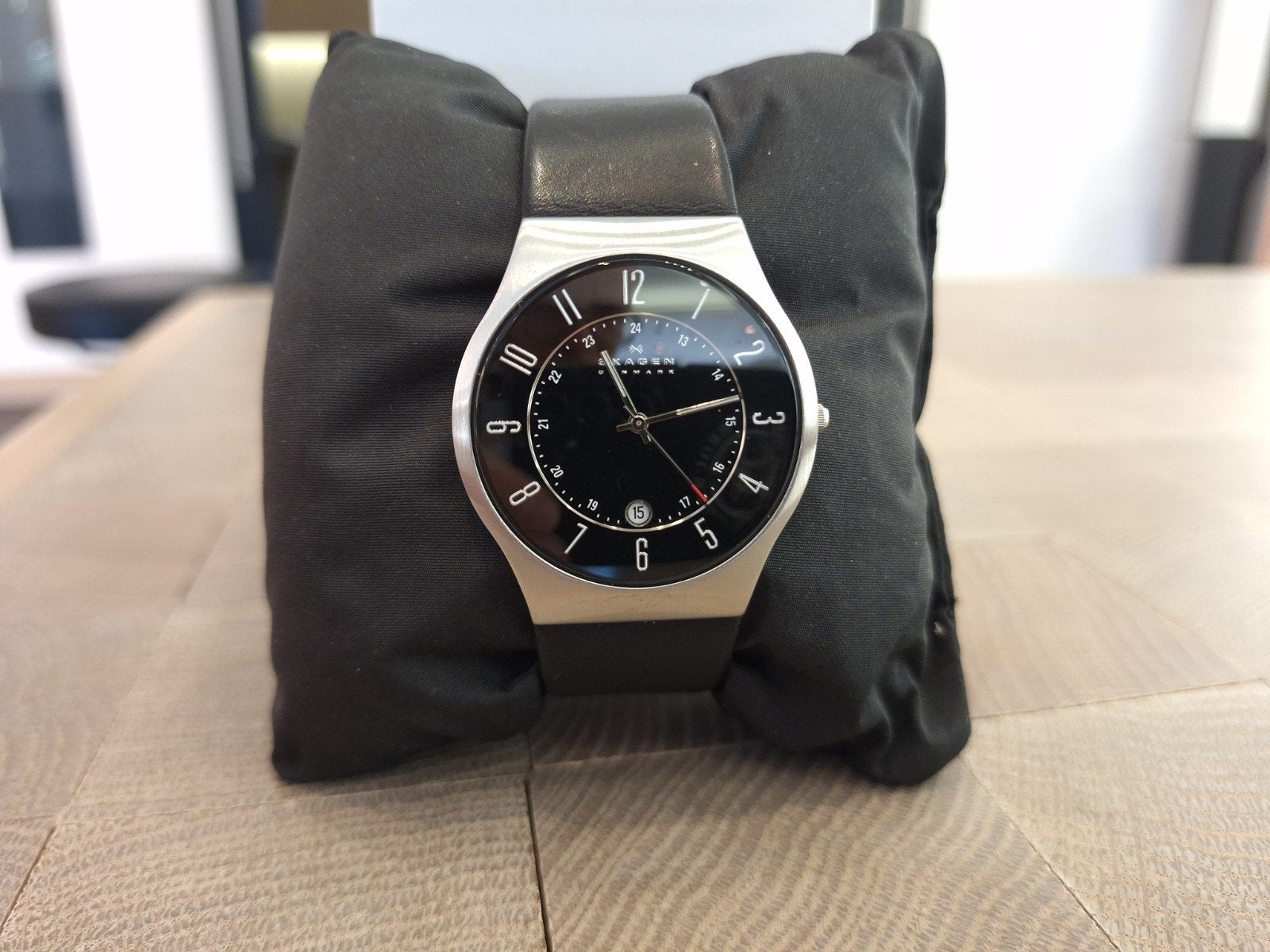 Skagen Denmark horloge met Zwarte Wijzerplaat en Leren Ba, Leer, Staal, Polshorloge, Zo goed als nieuw