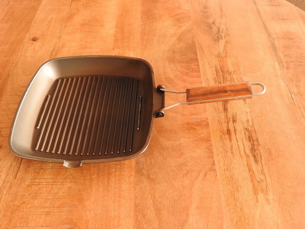 Grillpan met inklapbare houten steel. 28 x 28 cm. Izgst., Ophalen of Verzenden, Gebruikt, Aluminium, Koekenpan of Braadpan