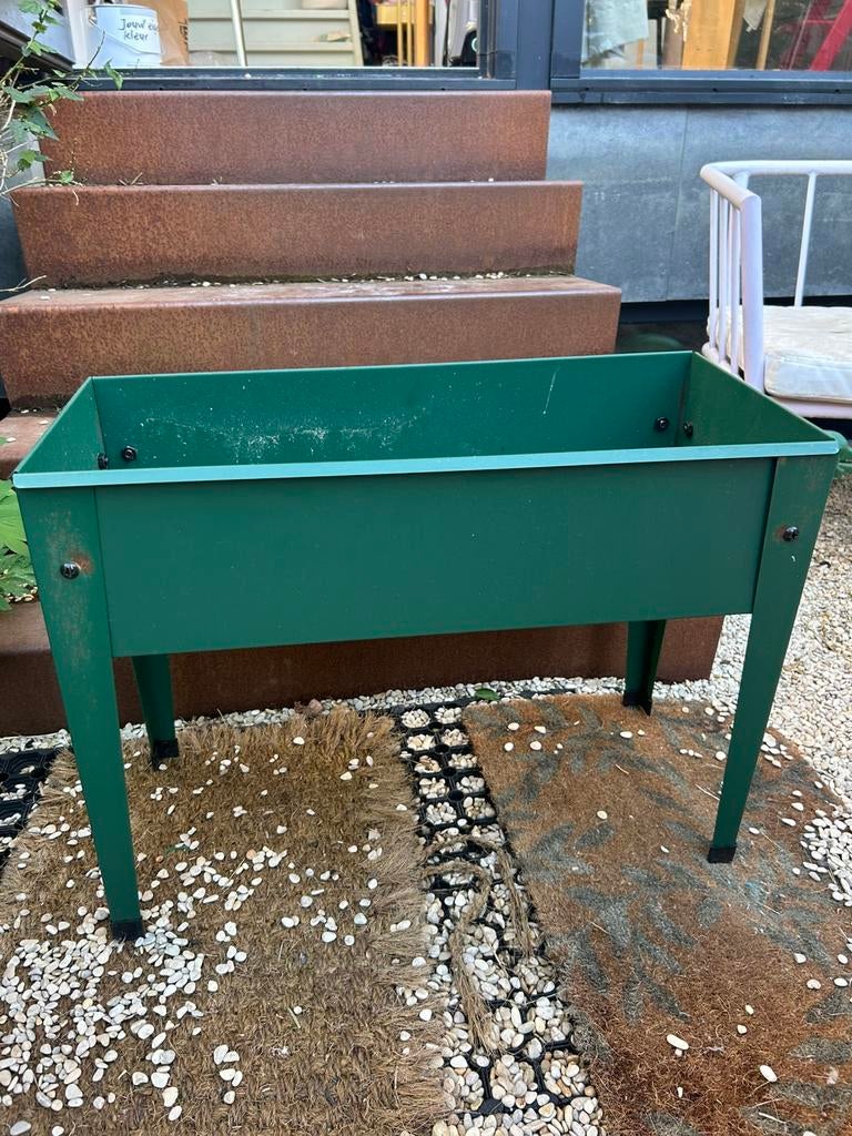 Twee kleine metalen plantenbak/kweekbak op poten, Ophalen, Gebruikt, Balkon, Metaal