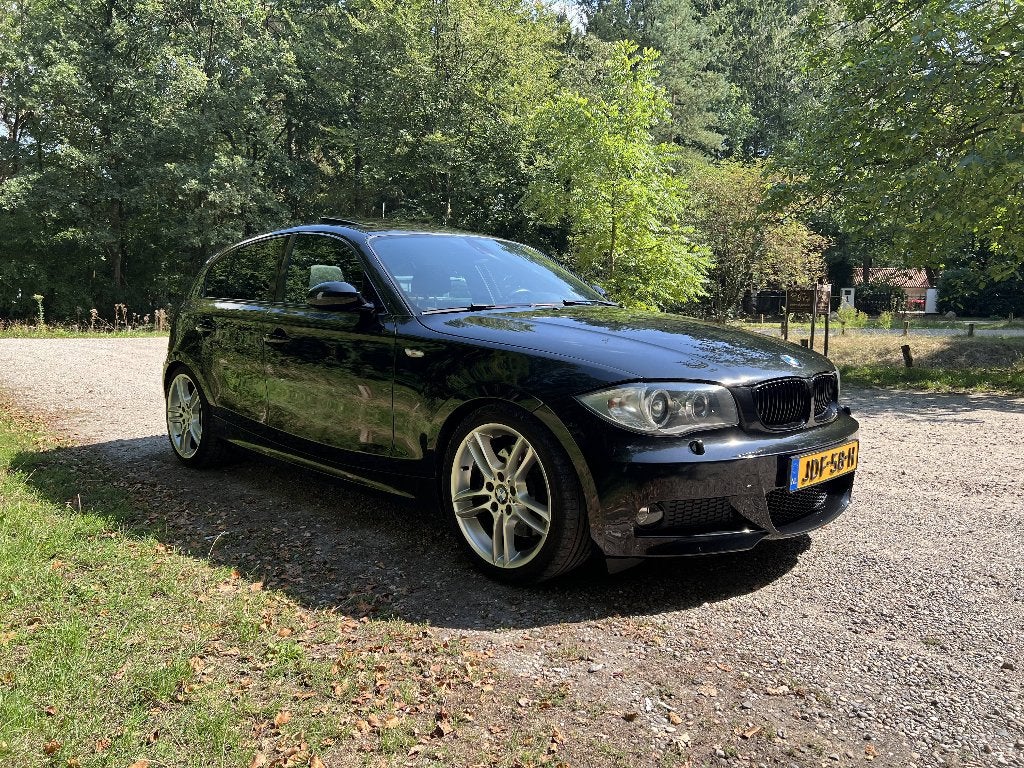 BMW 130i LCI | M-Pakket | Dakje | 5DR | Zwart | 2009, Achterwielaandrijving, Zwart, Leder en Stof, 1200 kg