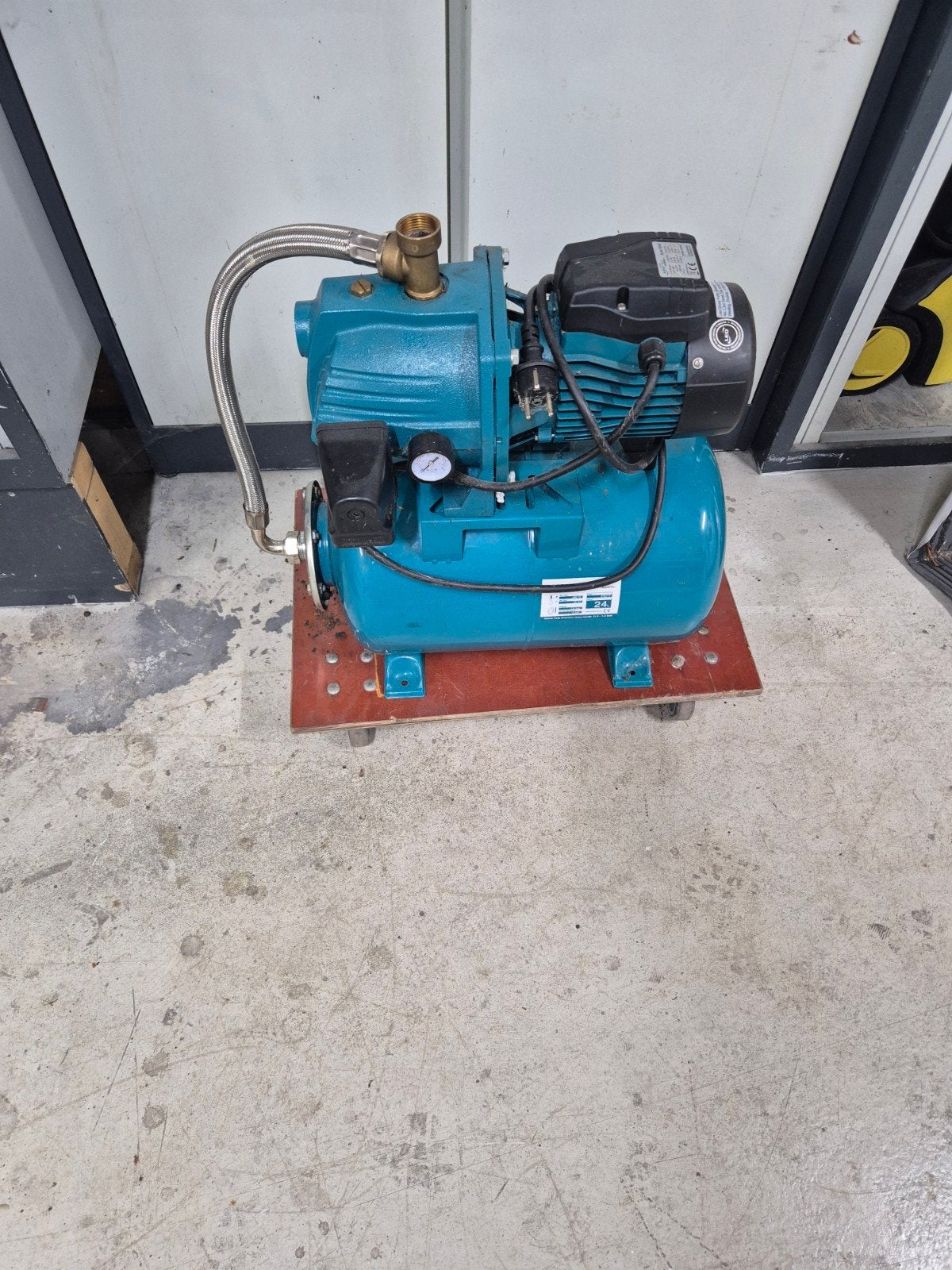 LEO 3.0 AJm75A3 Hydrofoorpomp met 24L druktank, Ophalen