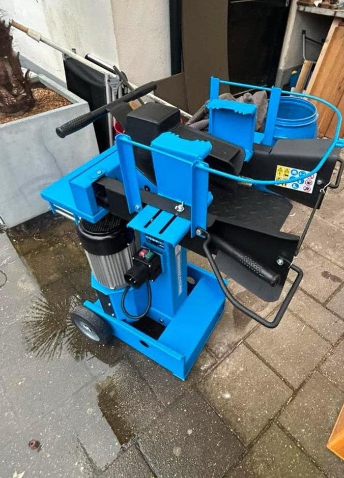 TE HUUR elektrische houtkloof 230v 8 ton. €50,-, Ophalen, Nieuw, Elektrisch, Staand