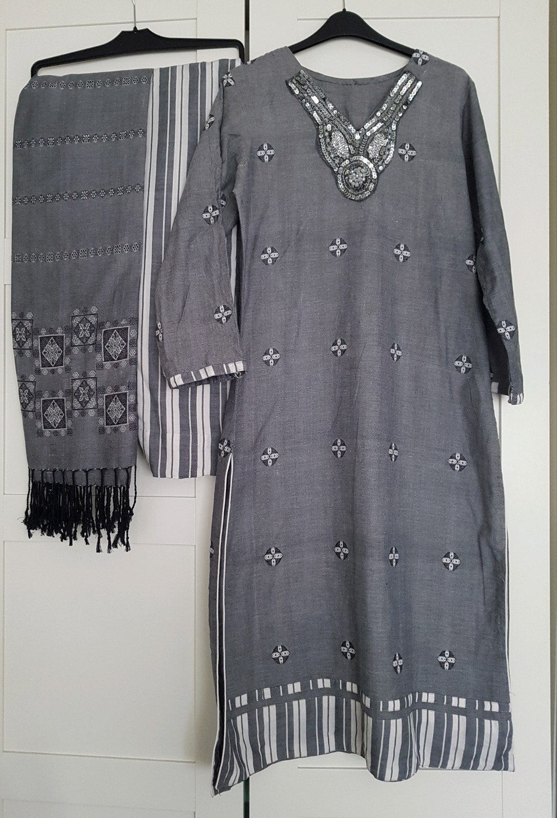Mooie grijze set met borduursels en pailletten, maat S, Ophalen of Verzenden, Zo goed als nieuw, Maat 36 (S), Grijs