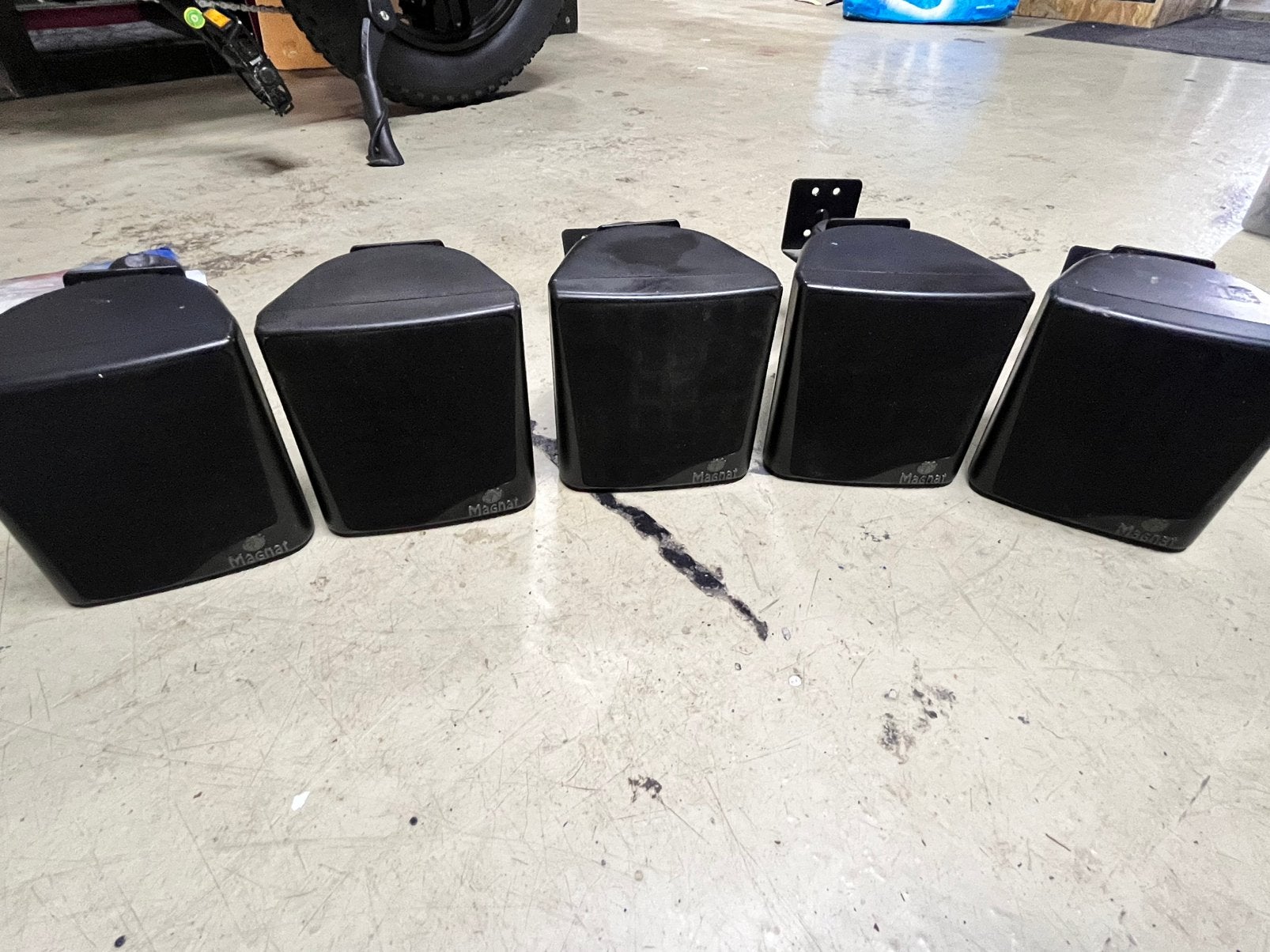 Magnat surround speakers, incl. Vogel’s muurbeugel, Ophalen of Verzenden, Zo goed als nieuw, 60 tot 120 watt, Magnat