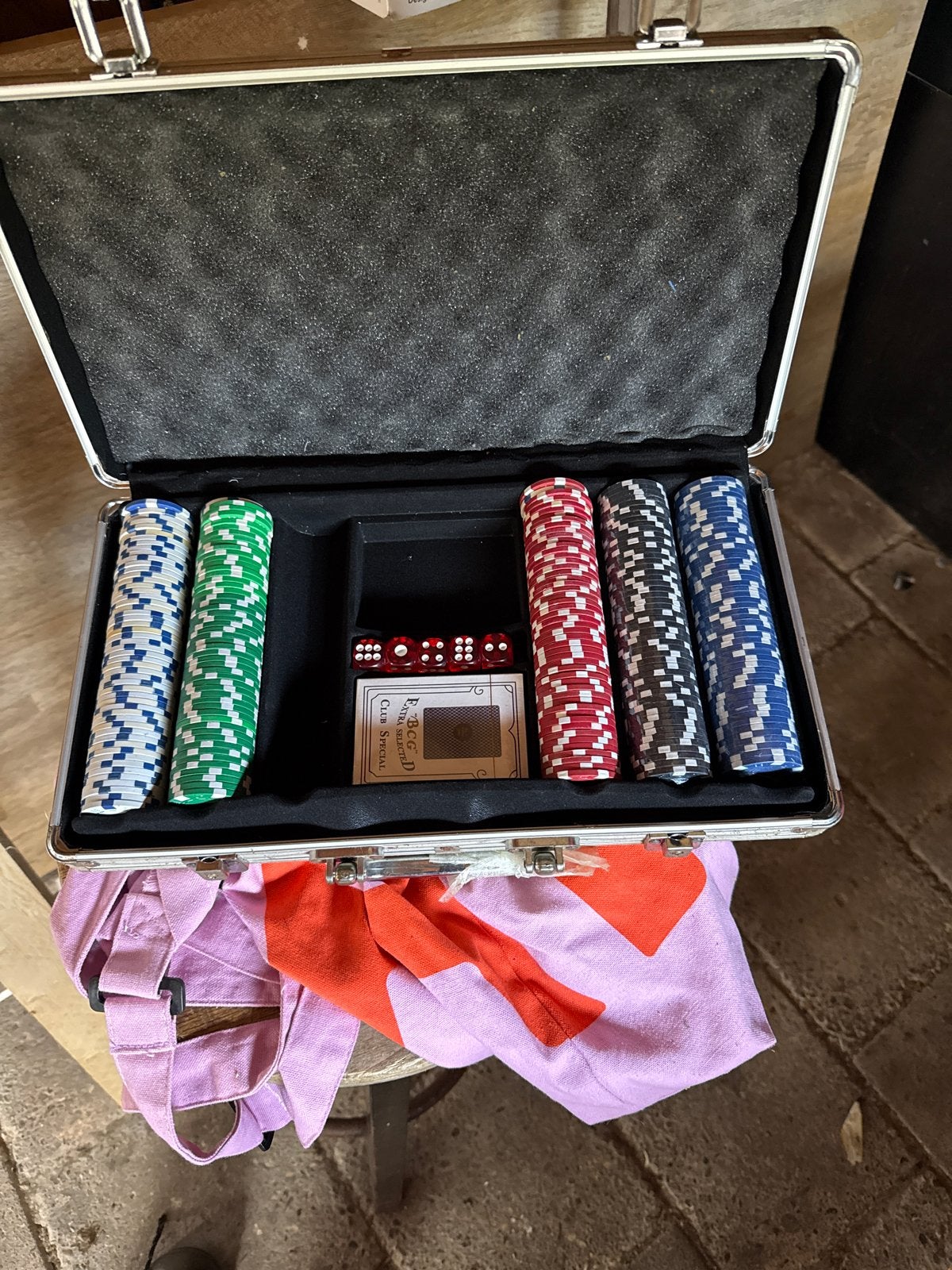 Pokerset in aluminium koffer met fiches, dobbelstenen, kaart, Drie of vier spelers, Ophalen, Gebruikt