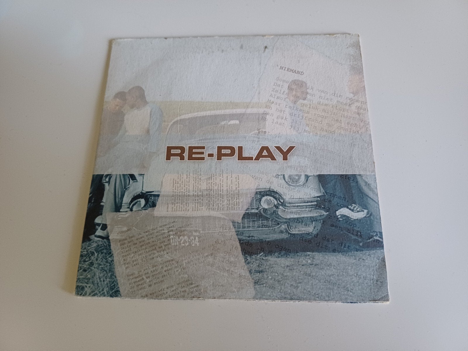 Re-Play-Niemand, Verzenden, Nederlandstalig
