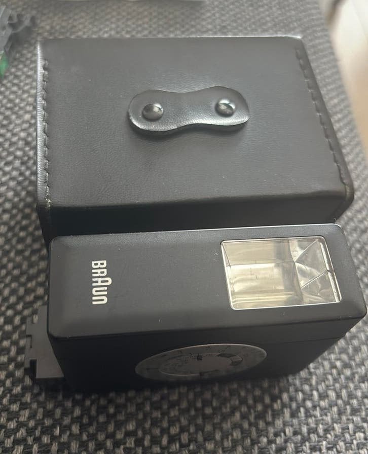 Vintage Braun flitser met leren hoesje, Audio, Tv en Foto, Ophalen, Zo goed als nieuw, Braun