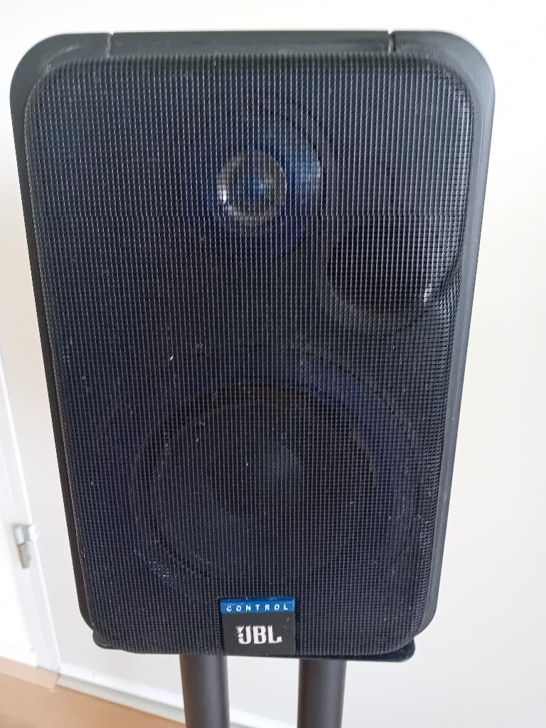 Te koop: 2 JBL speakers met stands, Ophalen, Gebruikt, JBL, 120 watt of meer