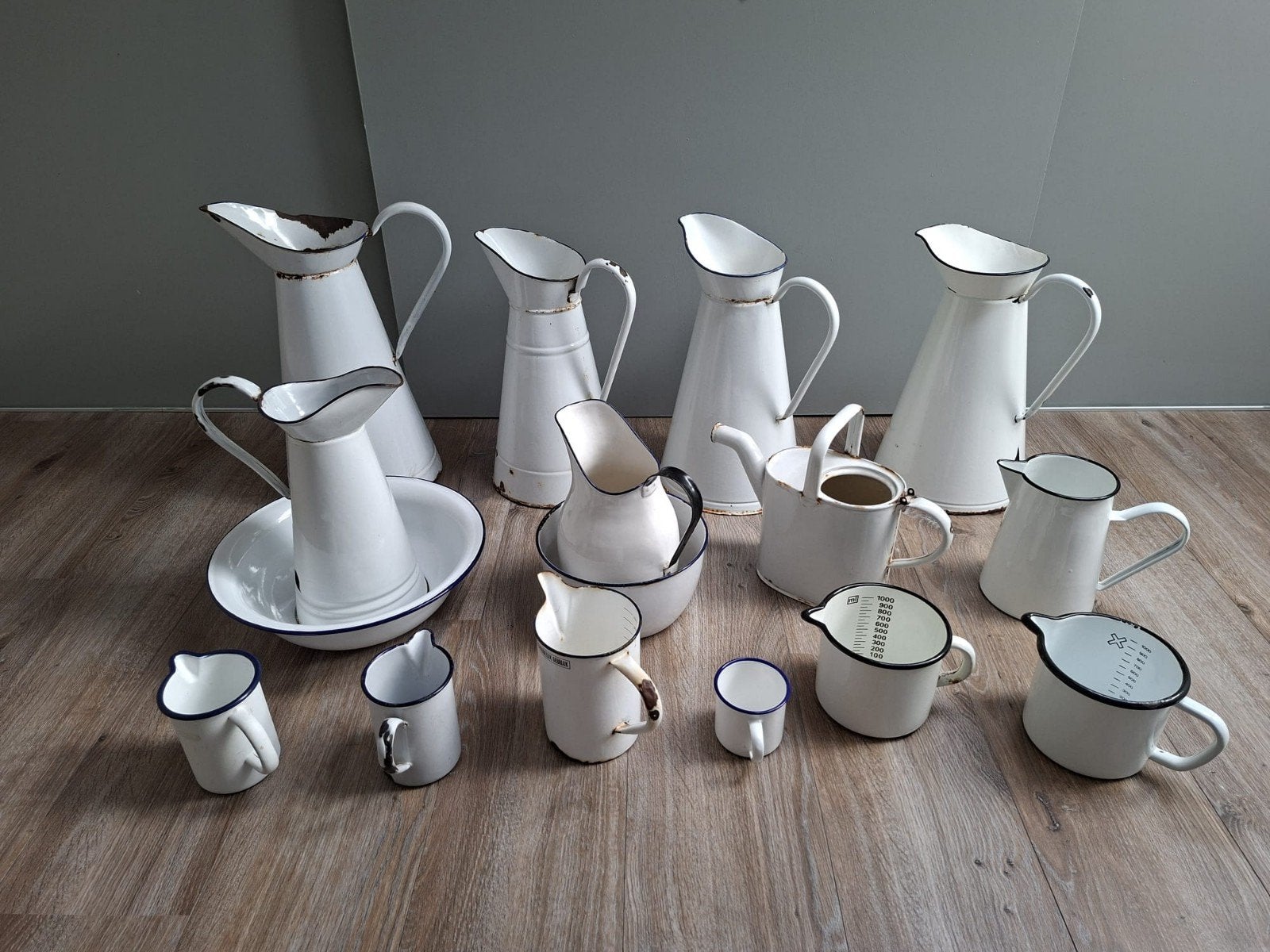 Grote collectie wit emaille keukengerei en decoratie, Ophalen