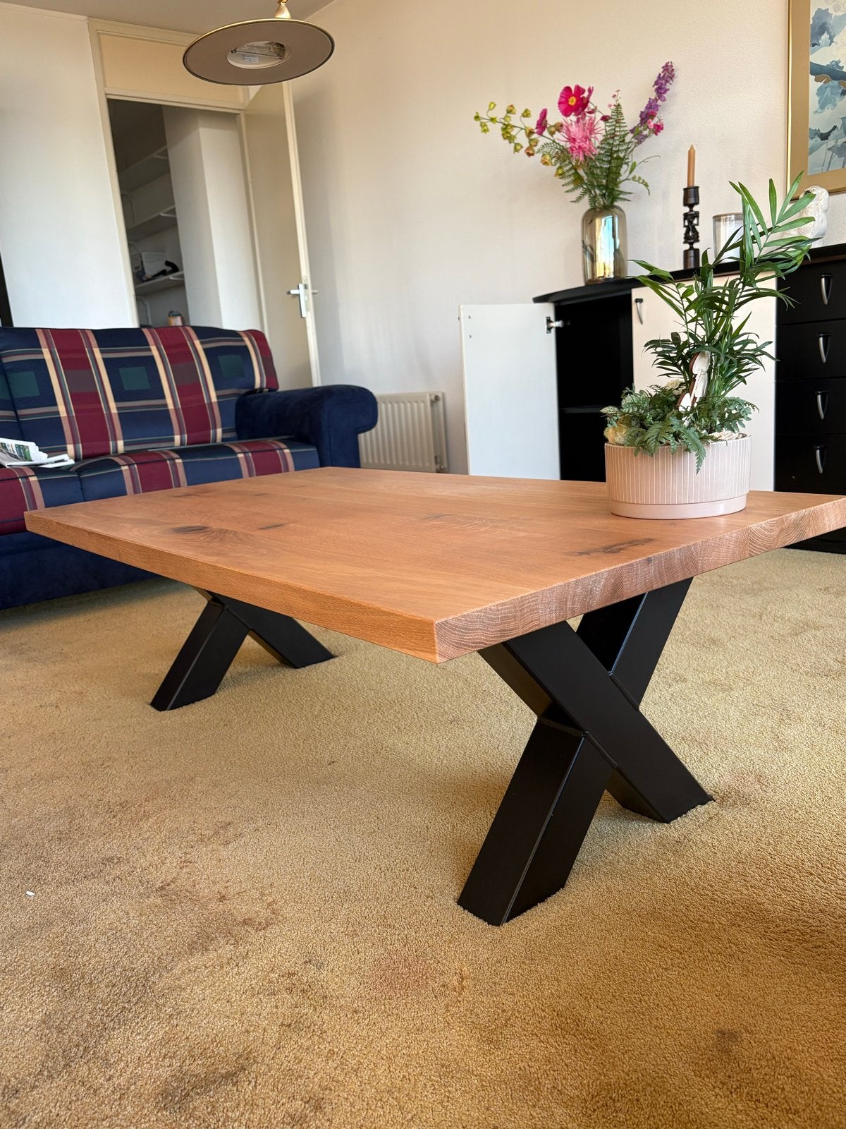 Foto 4 van Salontafel met massief houten blad en zwarte aluminium poot