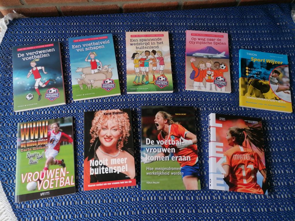 Div. Voetbal boeken ajax en oranje M/V, Boeken, Ophalen of Verzenden, Zo goed als nieuw