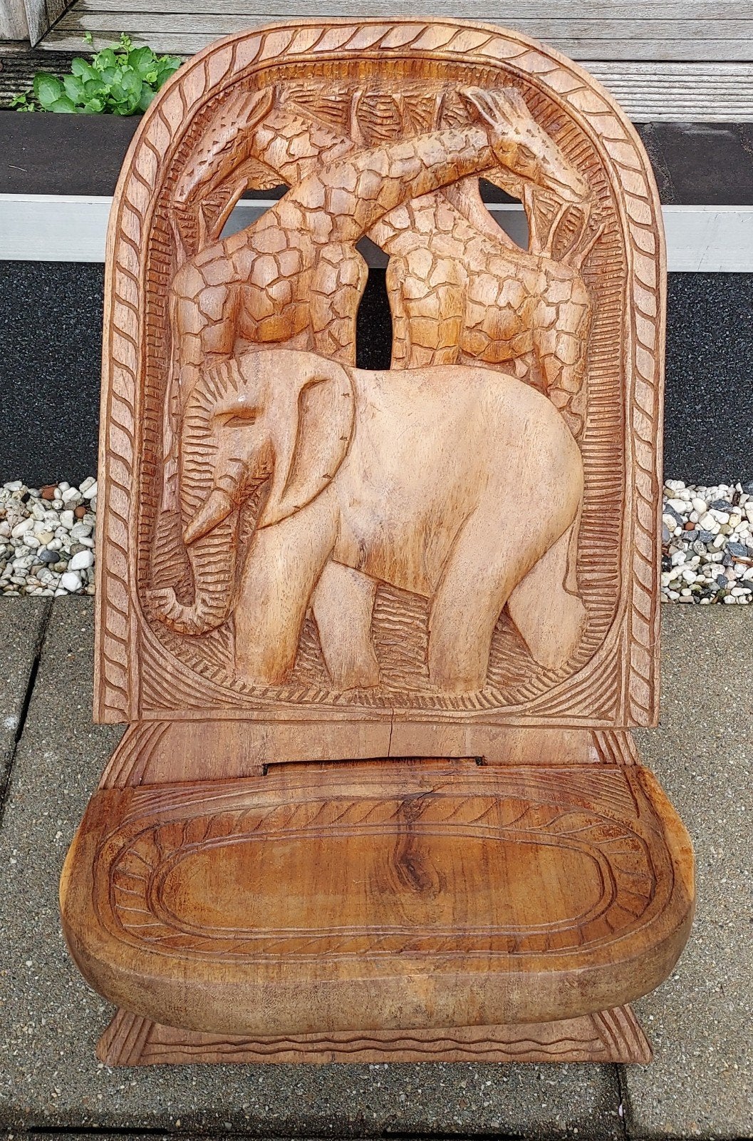 Nieuwe houten stoeltje met olifant en giraffen., Huis en Inrichting, Stoelen, Ophalen, Nieuw