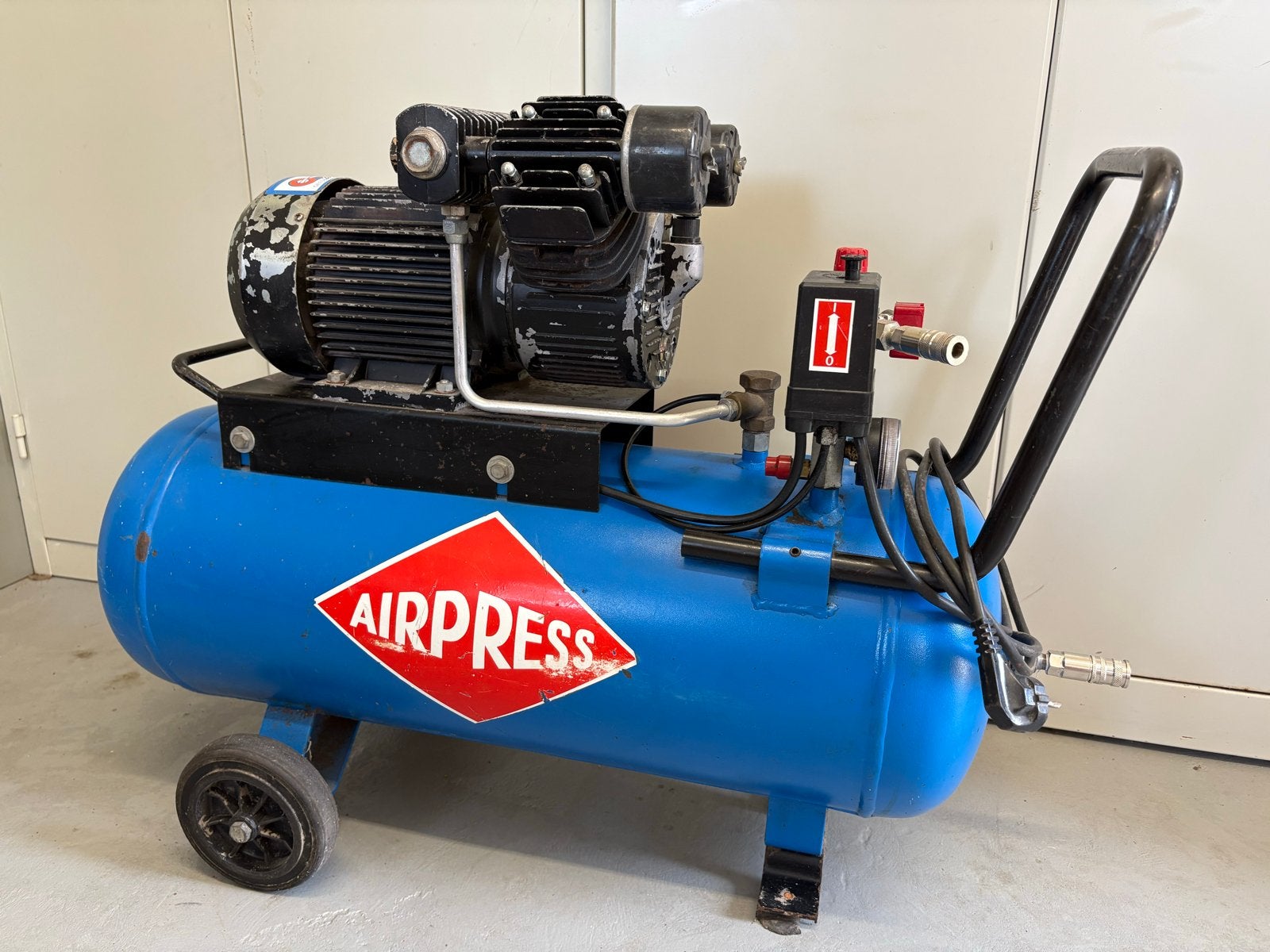 Airpress Compressor - Gebruikt maar in goede staat, Doe-het-zelf en Verbouw, Compressors, Ophalen, Gebruikt, 6 tot 10 bar, 25 tot 100 liter