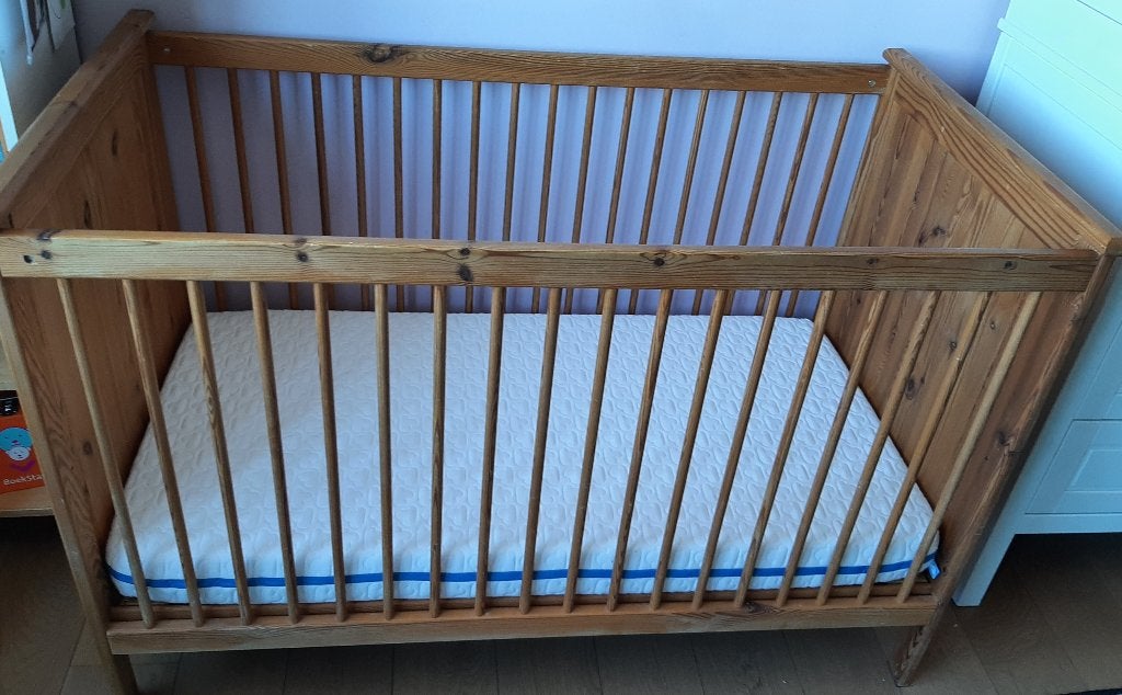 Complete houten babybedje met matras, kussen en beddengoed, Ophalen, Gebruikt, Ledikant