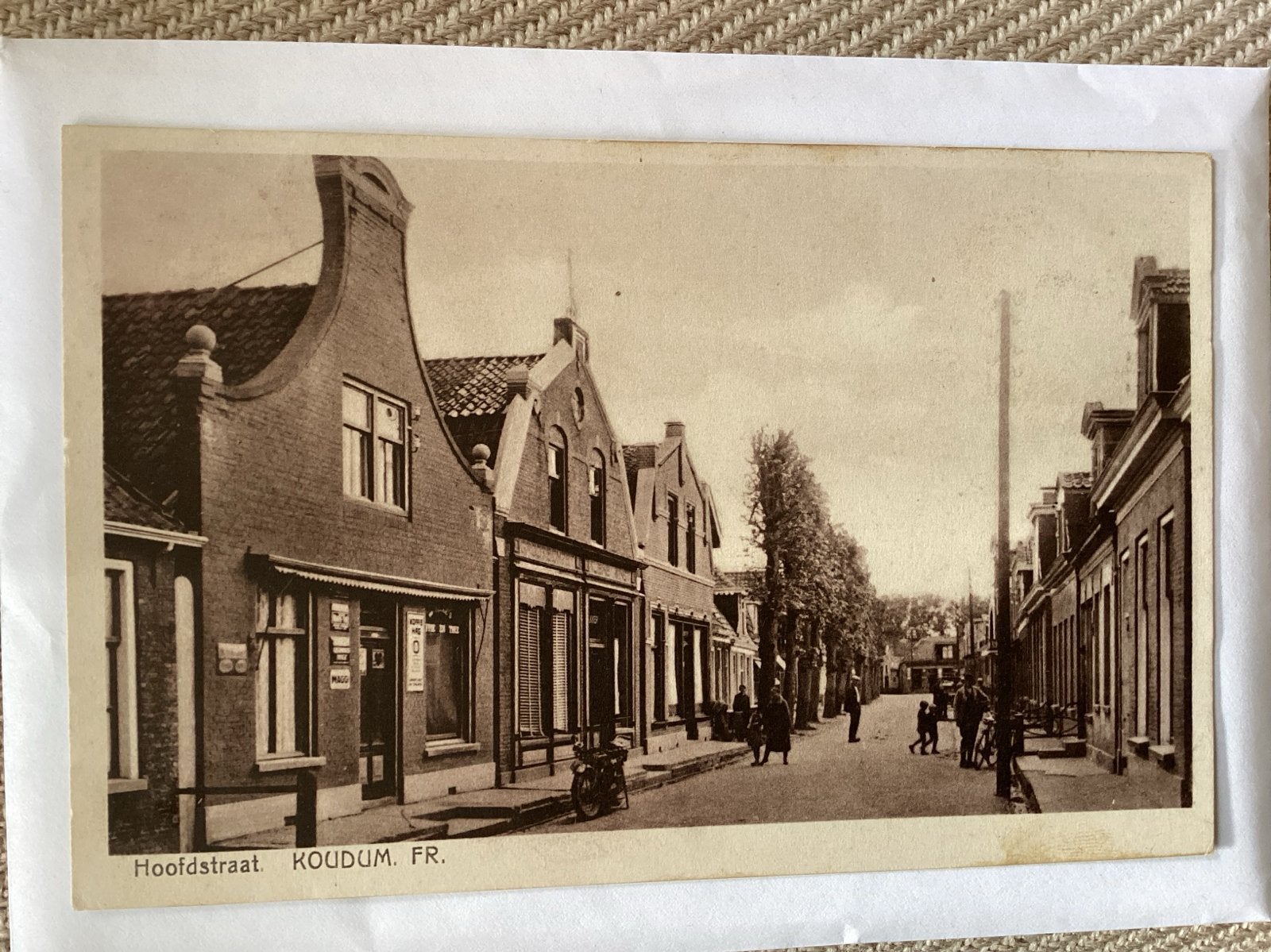 Oude ansichtkaart Hoofdstraat Koudum, Friesland (voor 1920), Verzamelen, Ophalen of Verzenden, Voor 1920, Gelopen, Friesland