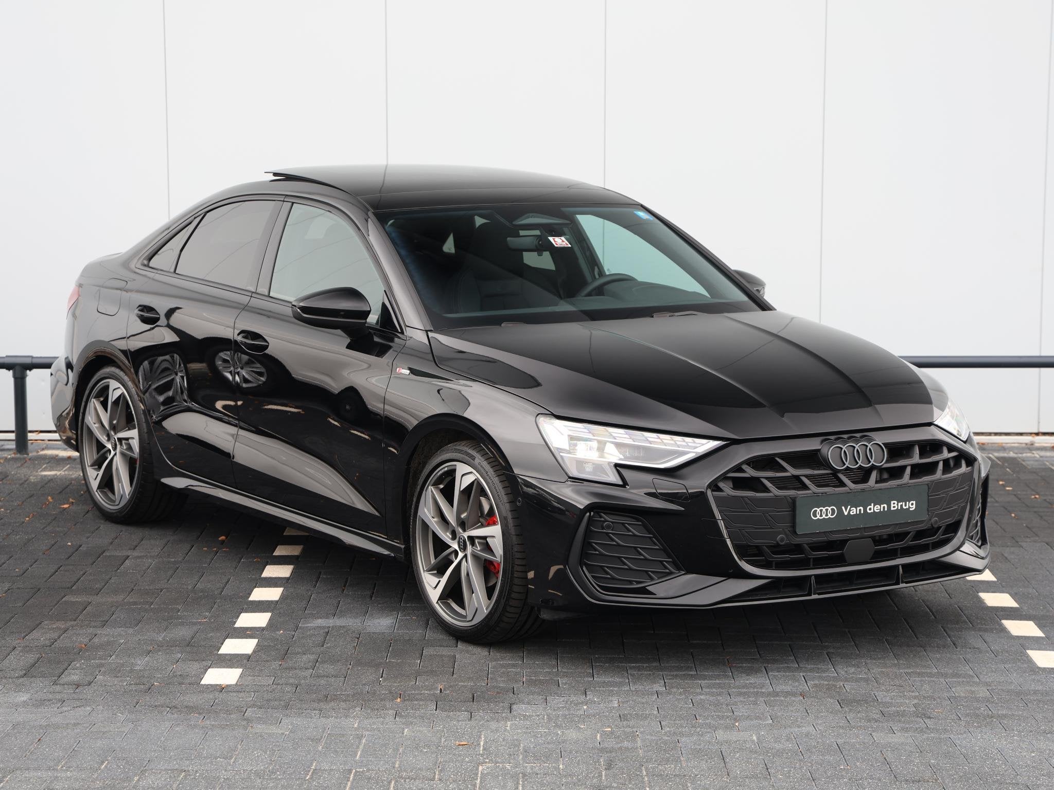 Audi A3 Limousine 35 TFSI 150 pk S edition | Panoramadak | S, Auto's, 1300 kg, 4 cilinders, Leder en Stof, Zwart