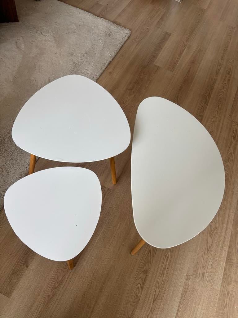 Set van 3 moderne bijzettafels - wit met houten poten, Huis en Inrichting, Minder dan 45 cm, Gebruikt, Overige vormen, Hout