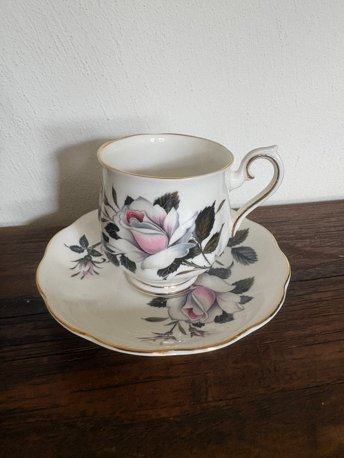 Royal Albert kop en schotel - Queen's Messenger (Vintage), Ophalen of Verzenden, Zo goed als nieuw, Porselein, Kop en/of schotel