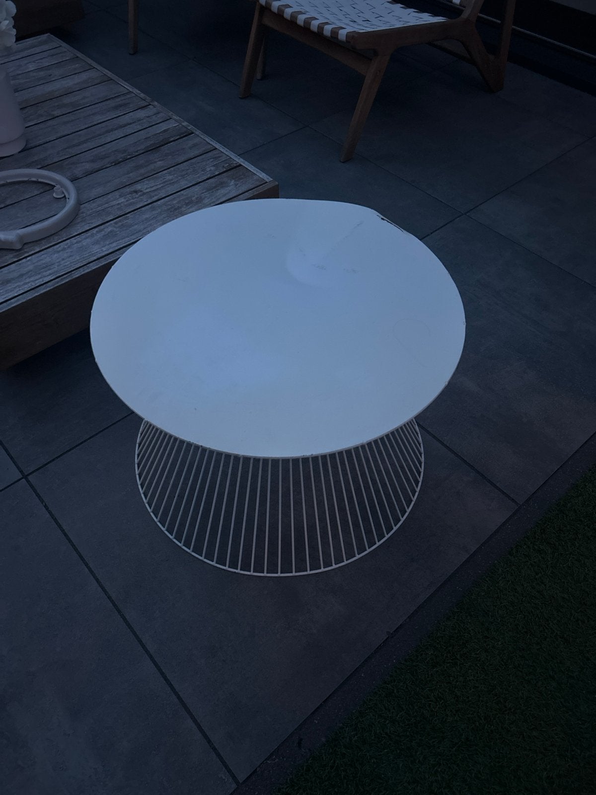 Gratis Witte ronde salontafel met metalen onderstel, Ophalen, Minder dan 45 cm, Minder dan 55 cm, Gebruikt