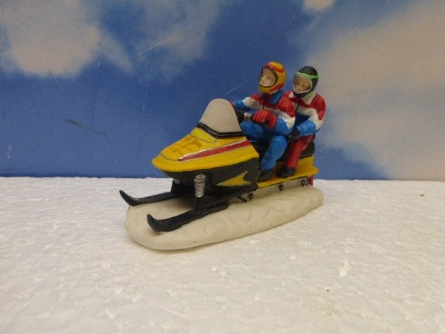 lemax double the fun kerstdorp sneeuwscooter accessoire, Diversen, Kerst, Ophalen of Verzenden, Zo goed als nieuw