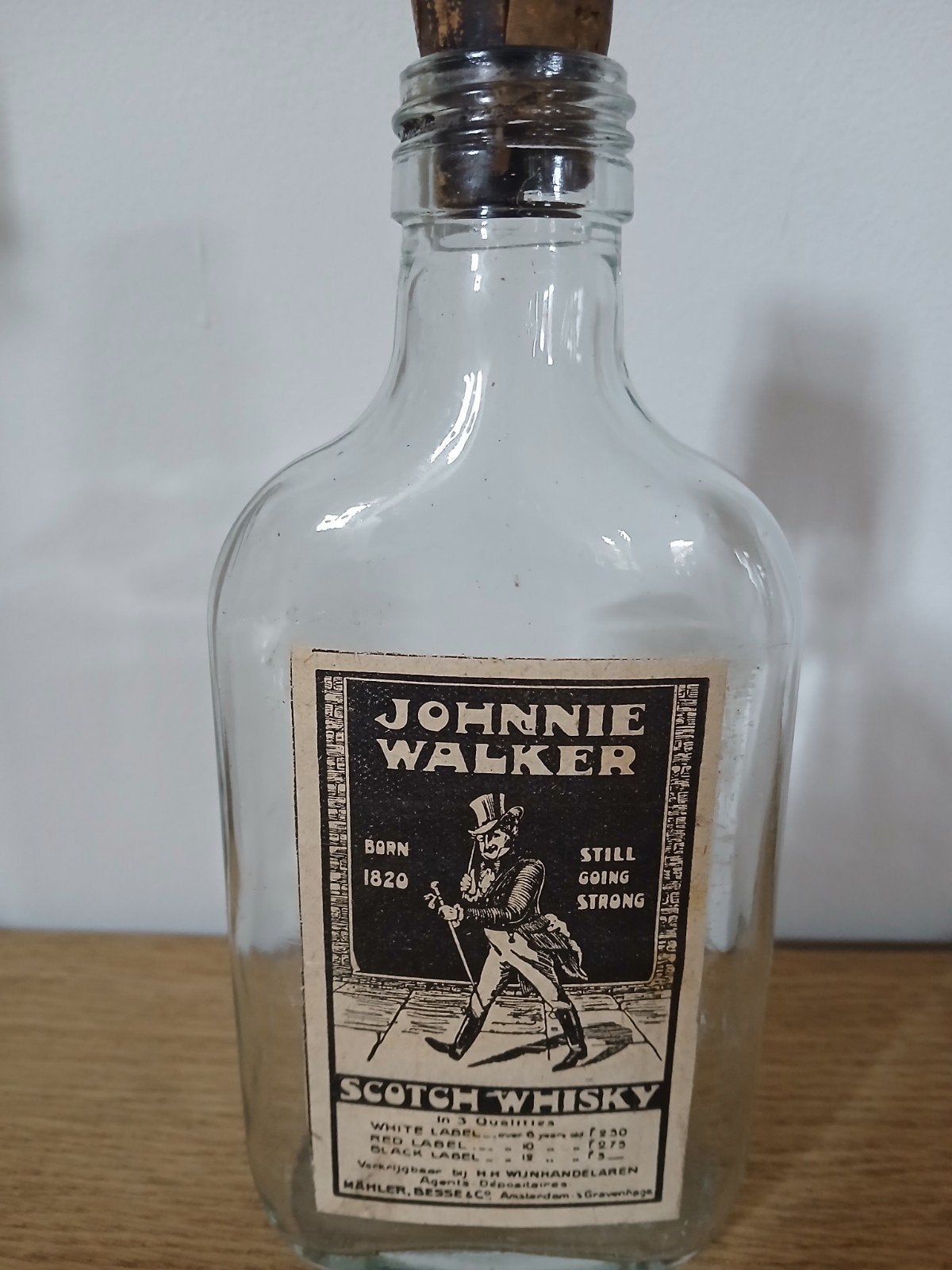 Oude fles met krantenartikel Johnnie Walker Whisky, Ophalen of Verzenden