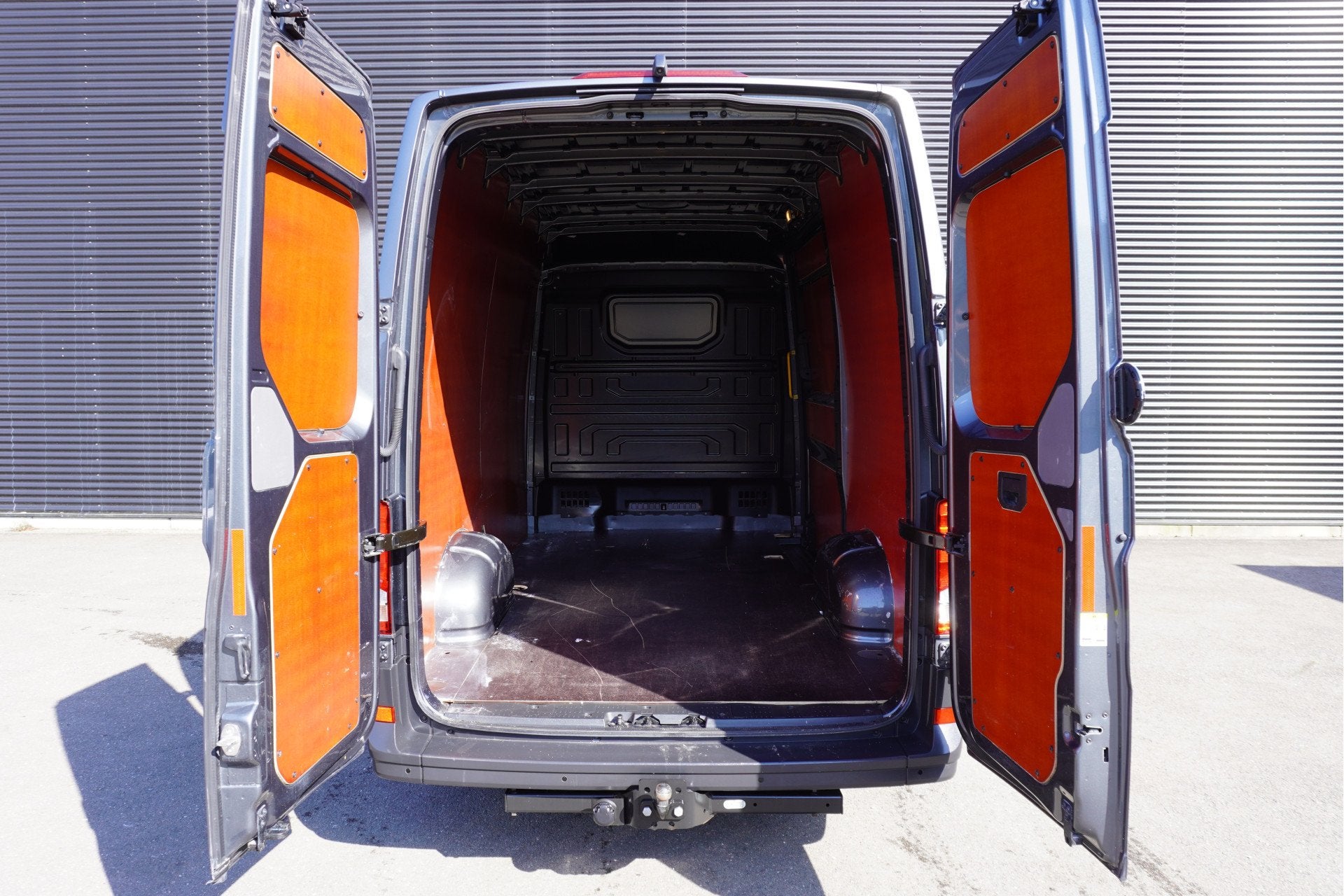 Volkswagen Crafter 140pk Automaat L3H3/L2H2 75 Edition Leder, Auto's, Gebruikt, Volkswagen, 3000 kg, Bedrijf