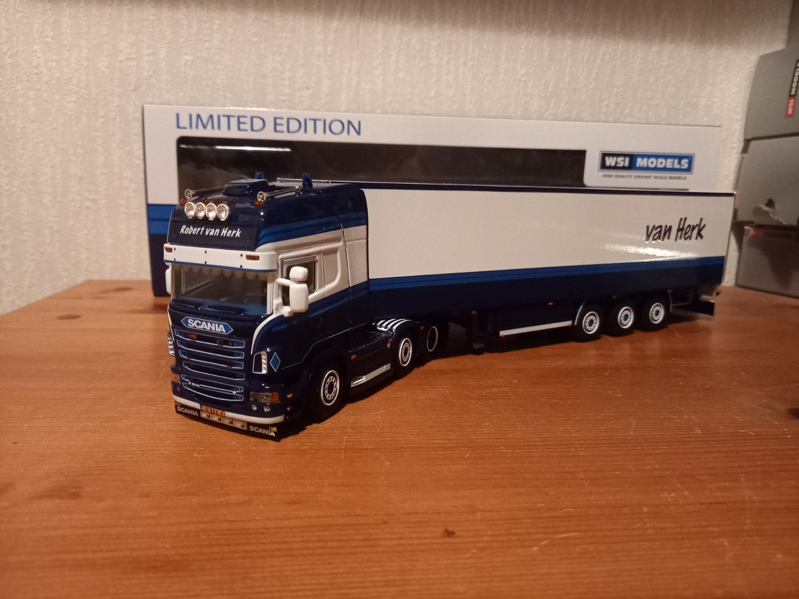 Wsi Scania Robert van Herk Limited Edition, Hobby en Vrije tijd, Modelauto's | 1:50, Ophalen of Verzenden, Nieuw, Bus of Vrachtwagen