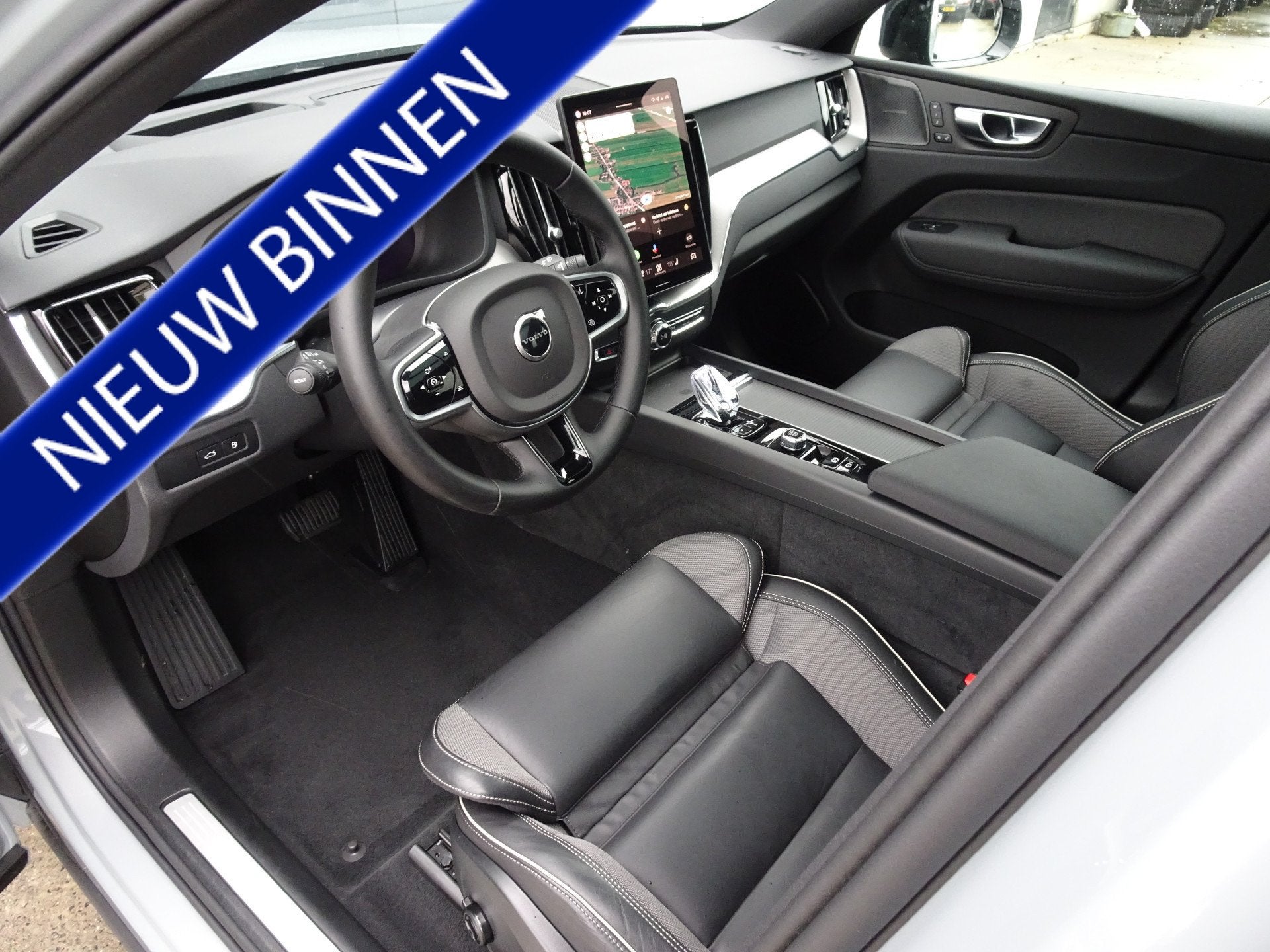 Volvo XC60 2.0 T8 Plug-in hybrid AWD Plus Black Edition, Auto's, Automaat, Gebruikt, 4 cilinders, 74 km