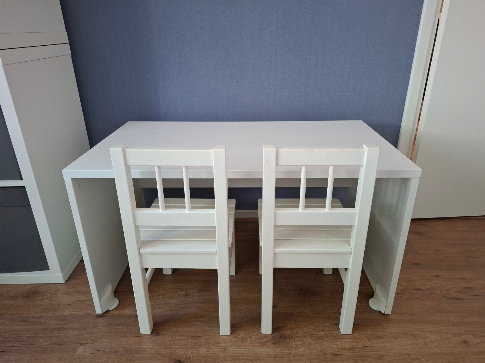 Smastad Ikea tafel met 2 witte stoeltjes, Ophalen, Zo goed als nieuw, Tafel(s) en Stoel(en)