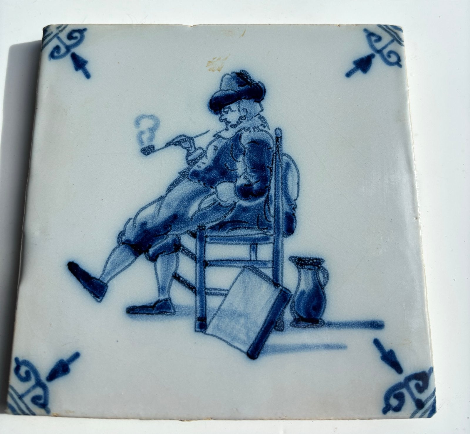 Antieke tegel met rokende man, Antiek en Kunst, Ophalen of Verzenden