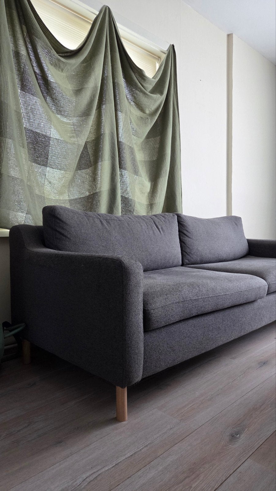 Comfortabele grijze driepersoonsbank, Ophalen, Gebruikt, Driepersoons, 75 tot 100 cm