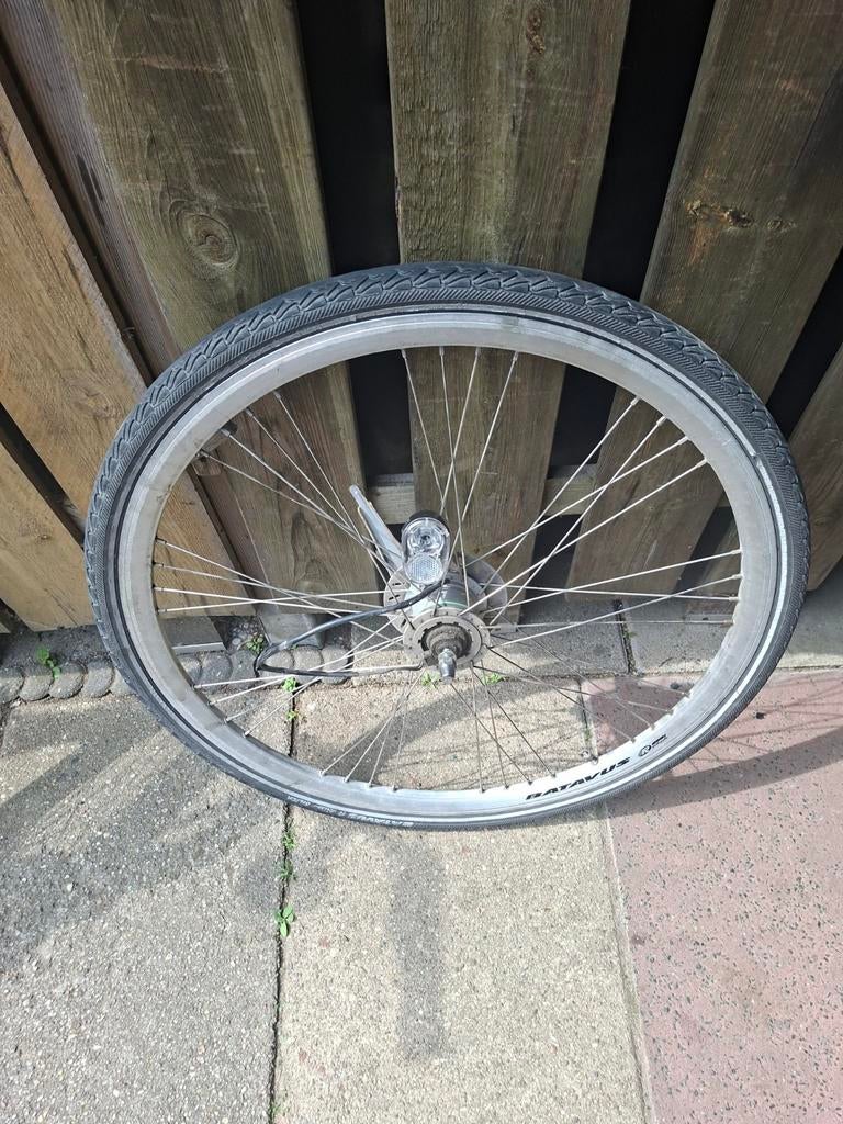 Batavus voorwiel 28inch  trommelrem  met in gebouwde dynamo, Fietsen en Brommers, Ophalen, Band