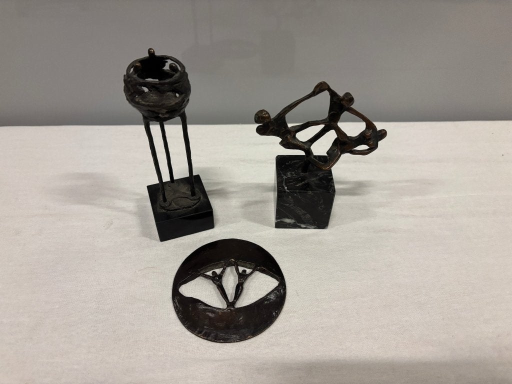 Set van 3 bronskleurige beeldjes met figuren op sokkels, Groep mensen, Ophalen of Verzenden, Op sokkel, Beeld